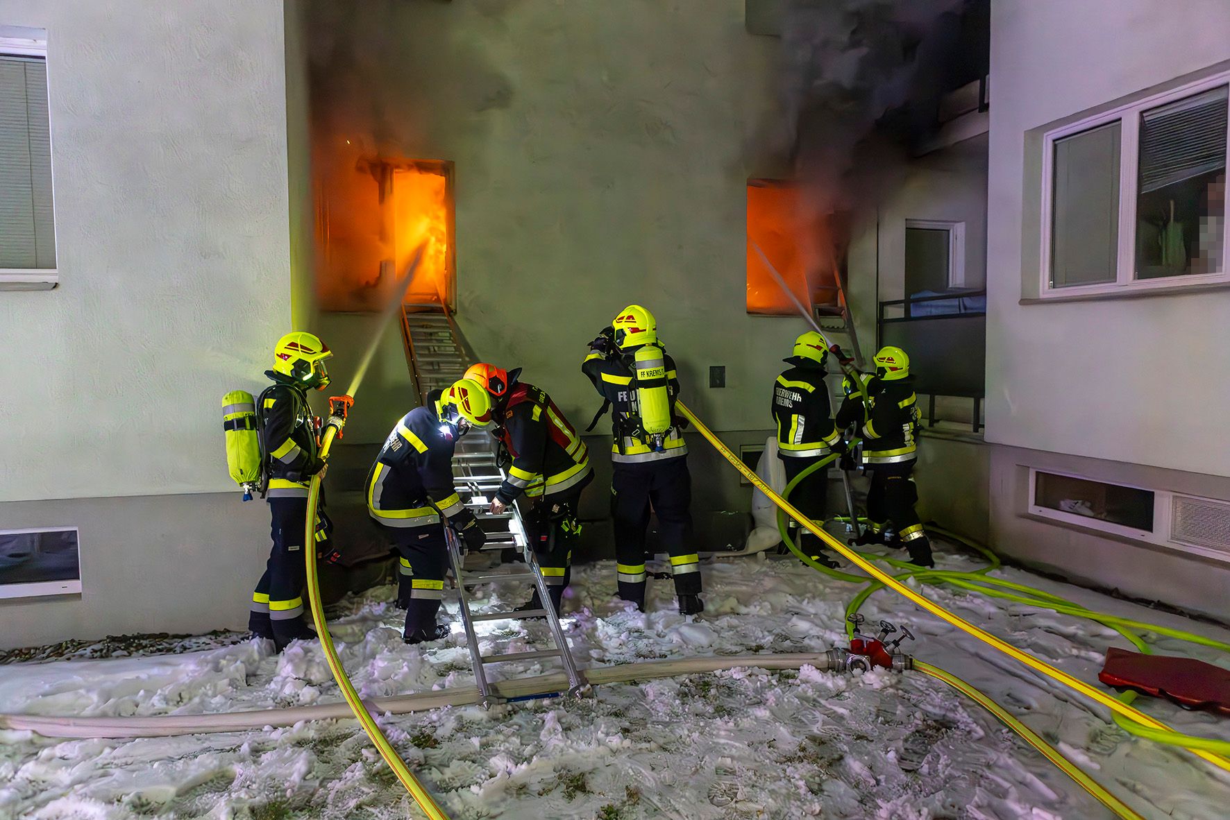 Heute.at - Mann will bei Brand aus erstem Stock springen