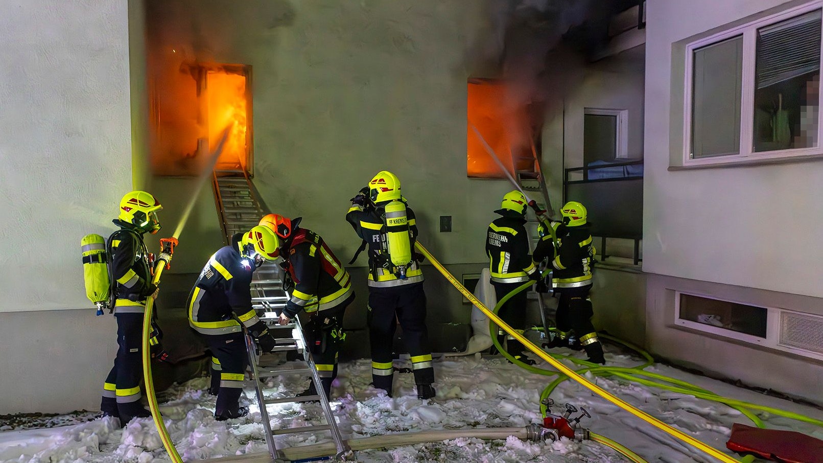 Heute.at - Mann will bei Brand aus erstem Stock springen