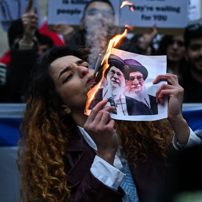 "Hilfe ist unterwegs", ruft US-Präsident Donald Trump den Iranern zu und forderte sie auf, weiter auf die Straße zu gehen. Aber der blutige Protest könnte erstickt worden sein – weil das Internet abgeschaltet wurde. Hoffnungen ruhen nun auf Elon Musk.