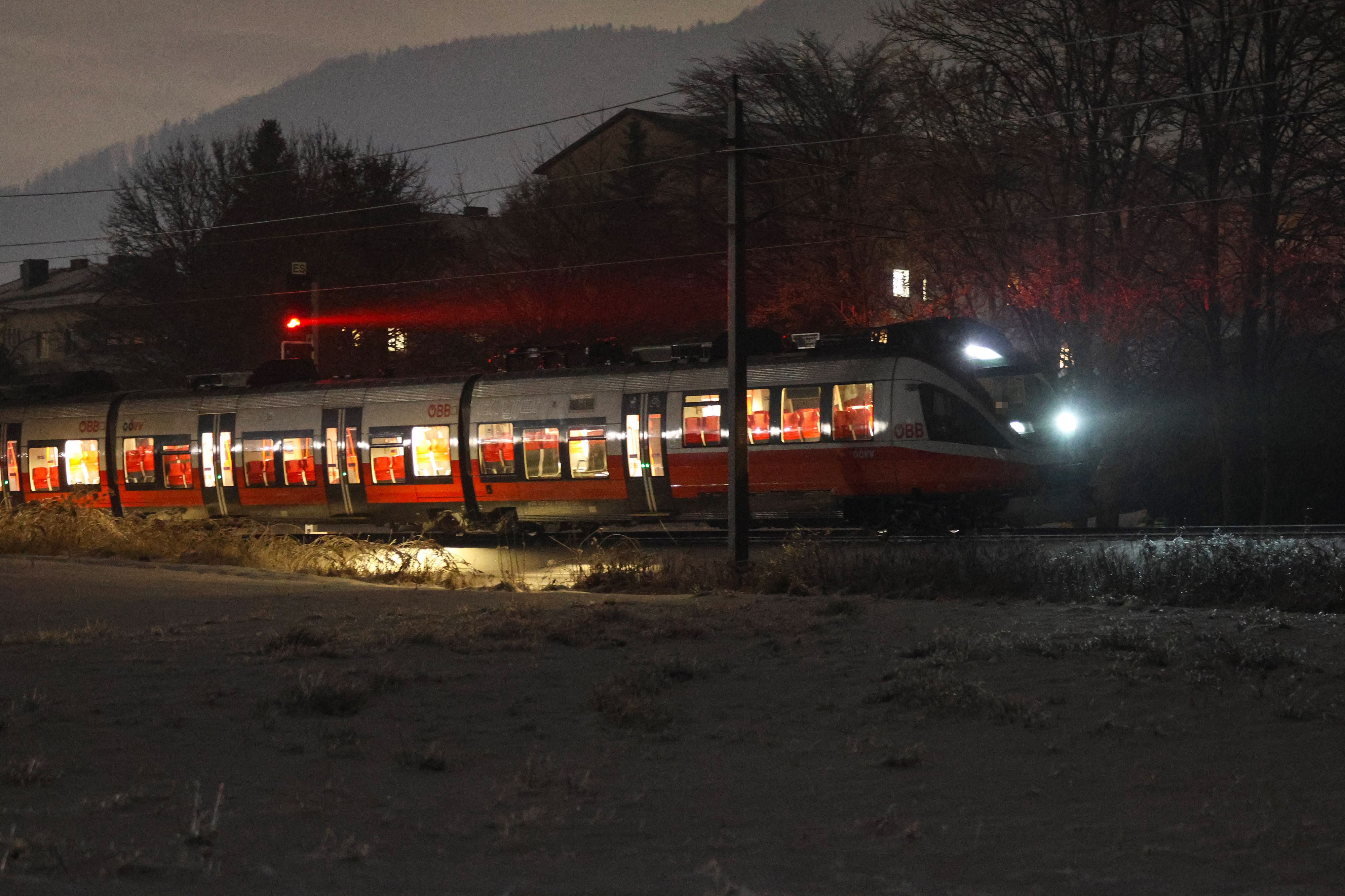 Heute.at - Totales Eis-Chaos in der Früh! ÖBB-Zug evakuiert