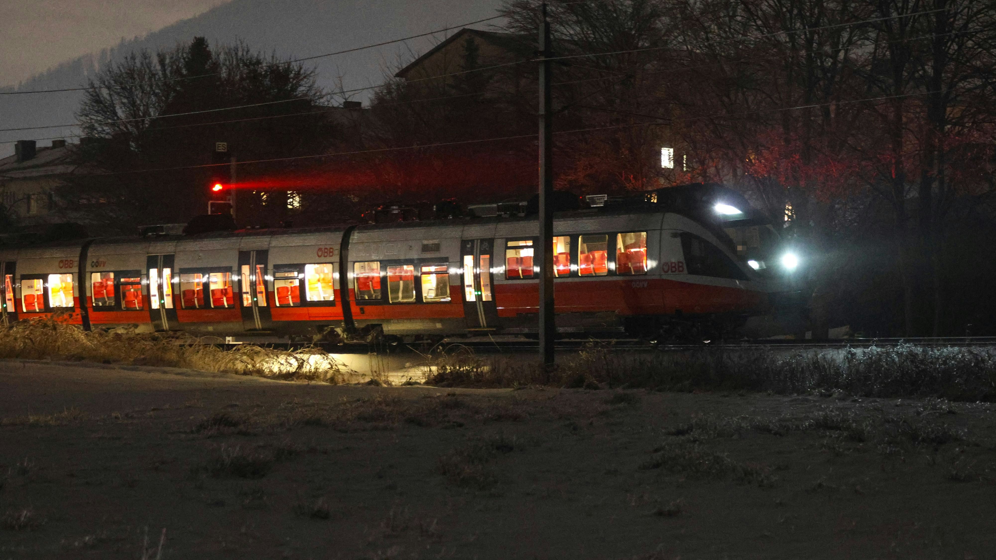 Heute.at - Totales Eis-Chaos in der Früh! ÖBB-Zug evakuiert