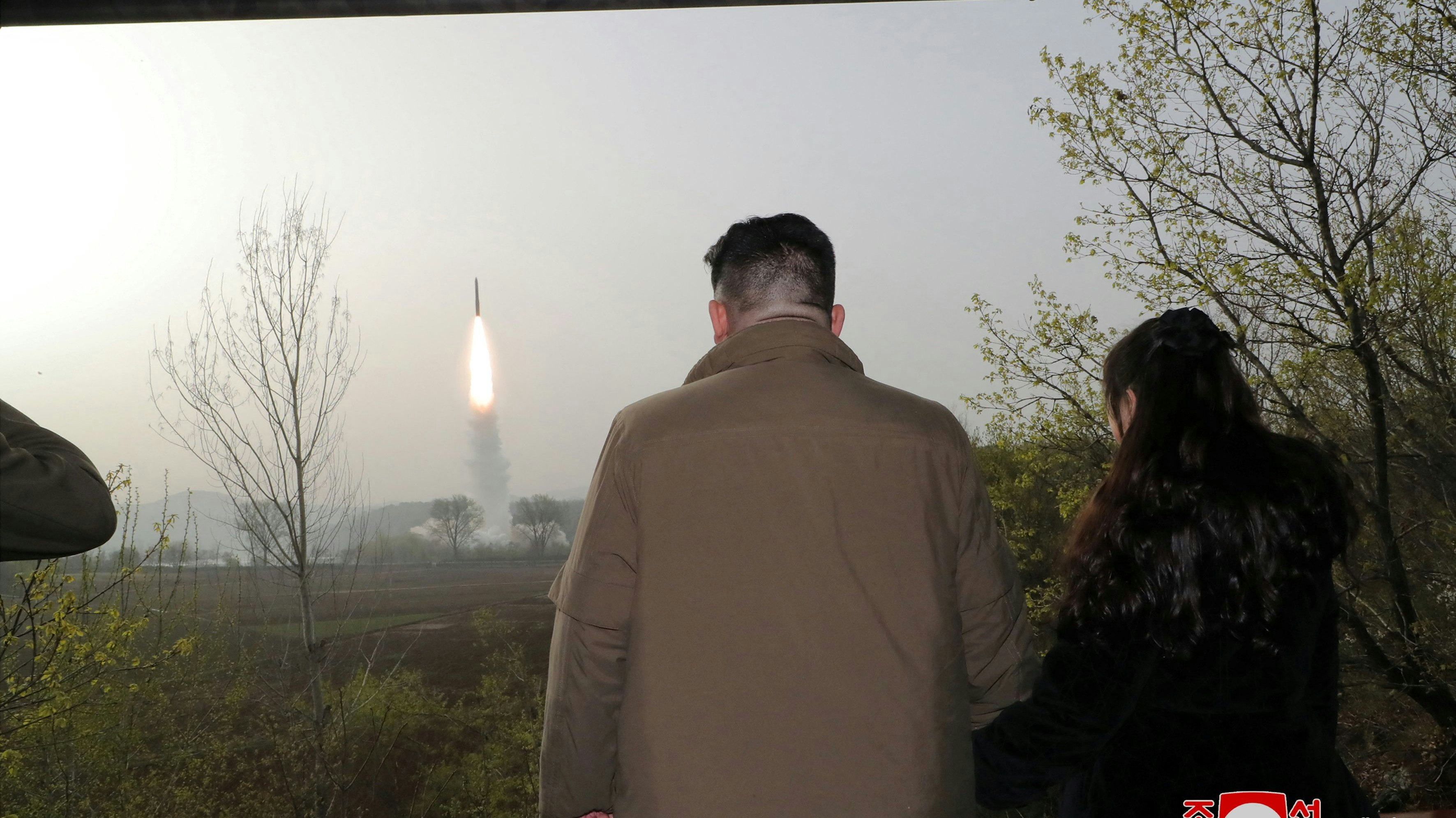 Einer der ersten öffentlichen Auftritte: Kim Ju Ae durfte ihren Vater im April 2023 zum Start der Interkontinentalrakete Hwasong-18 begleiten