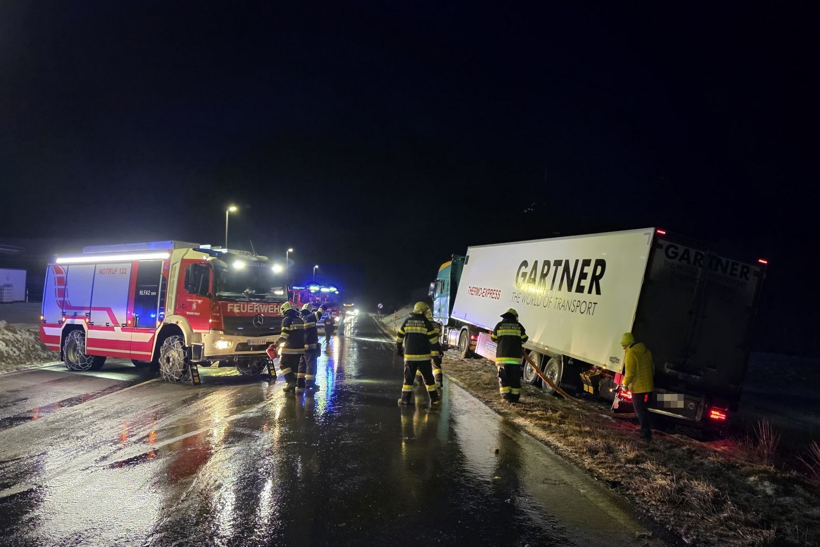 Heute.at - Sattelzug landet nach Crash mit Transporter im Graben