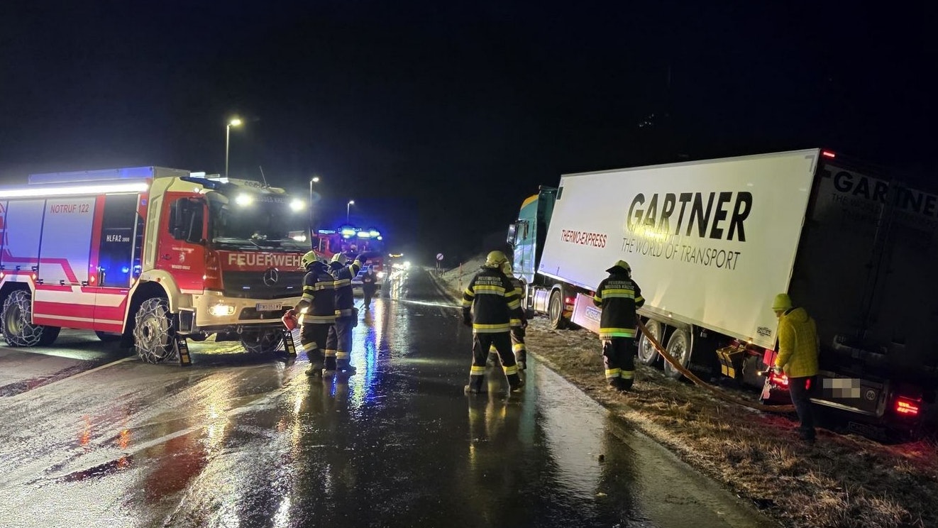 Heute.at - Sattelzug landet nach Crash mit Transporter im Graben