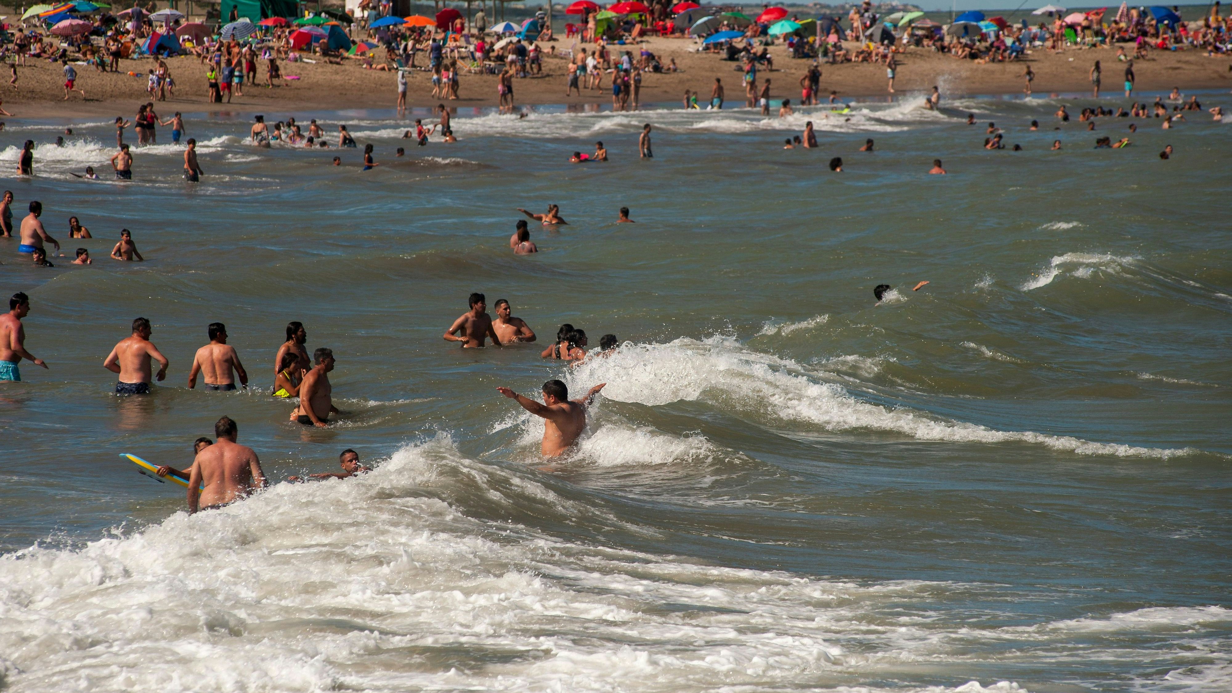 Heute.at - 1 Toter, 35 Verletzte! Riesen-Welle kam aus dem Nichts