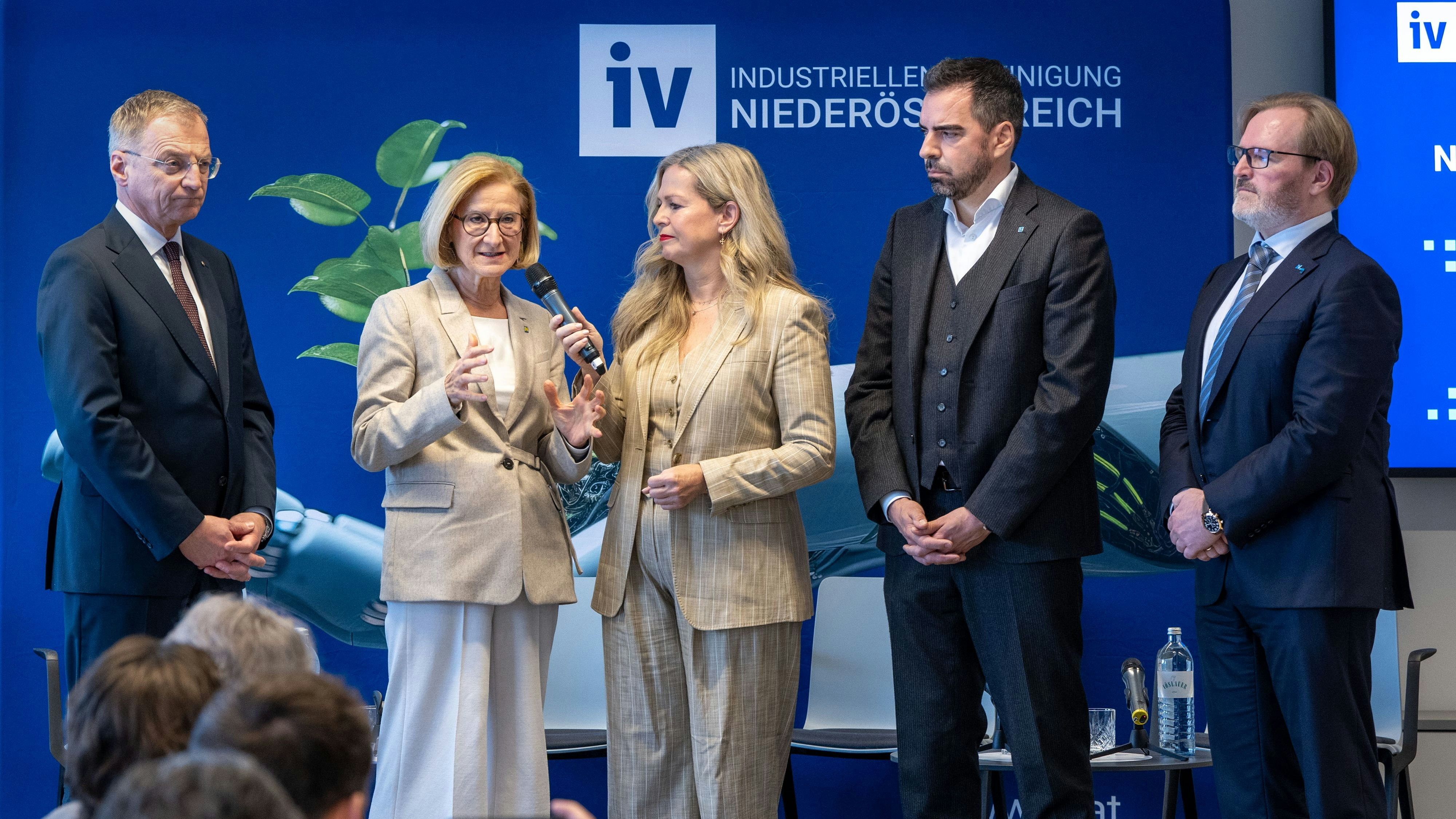 Heute.at - Industrie-Gipfel in Ybbs: Länder schlagen Alarm