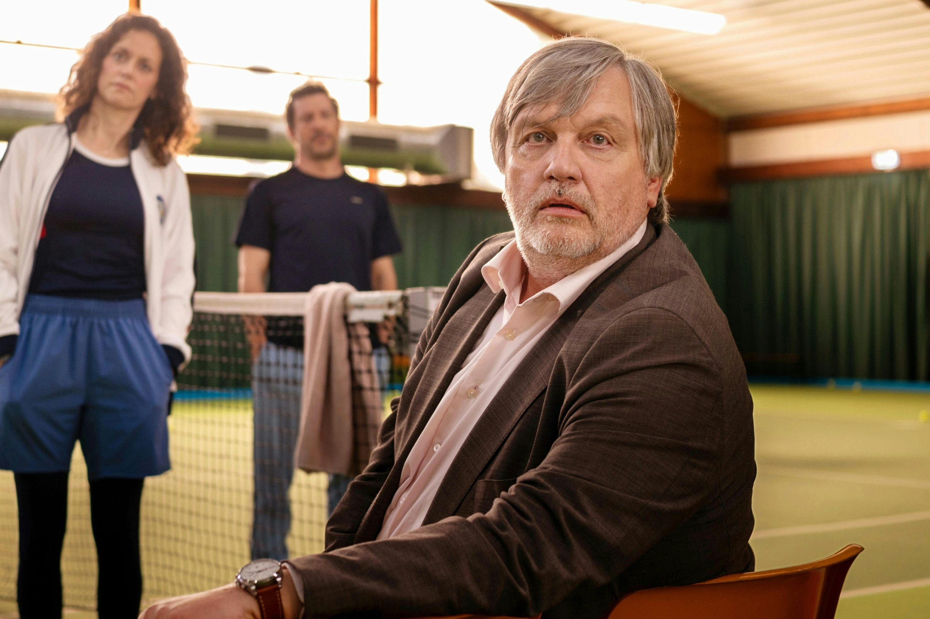 Tennisvereins-Chef Heribert (Hape Kerkeling) merkt nicht gleich, wie explosiv sich die Grill-Frage noch entwickeln wird: "Extrawurst"