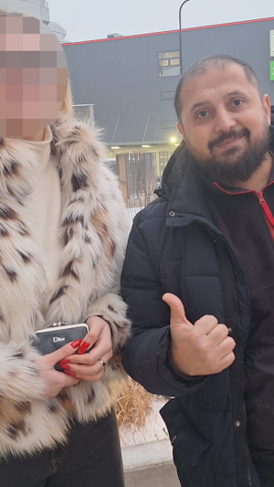 Geldbörse mit 1.500 Euro in Wien verloren: Chauffeur findet sie und gibt sie ehrlich zurück. Glücklicher Ausgang für Studentin und Fahrer.