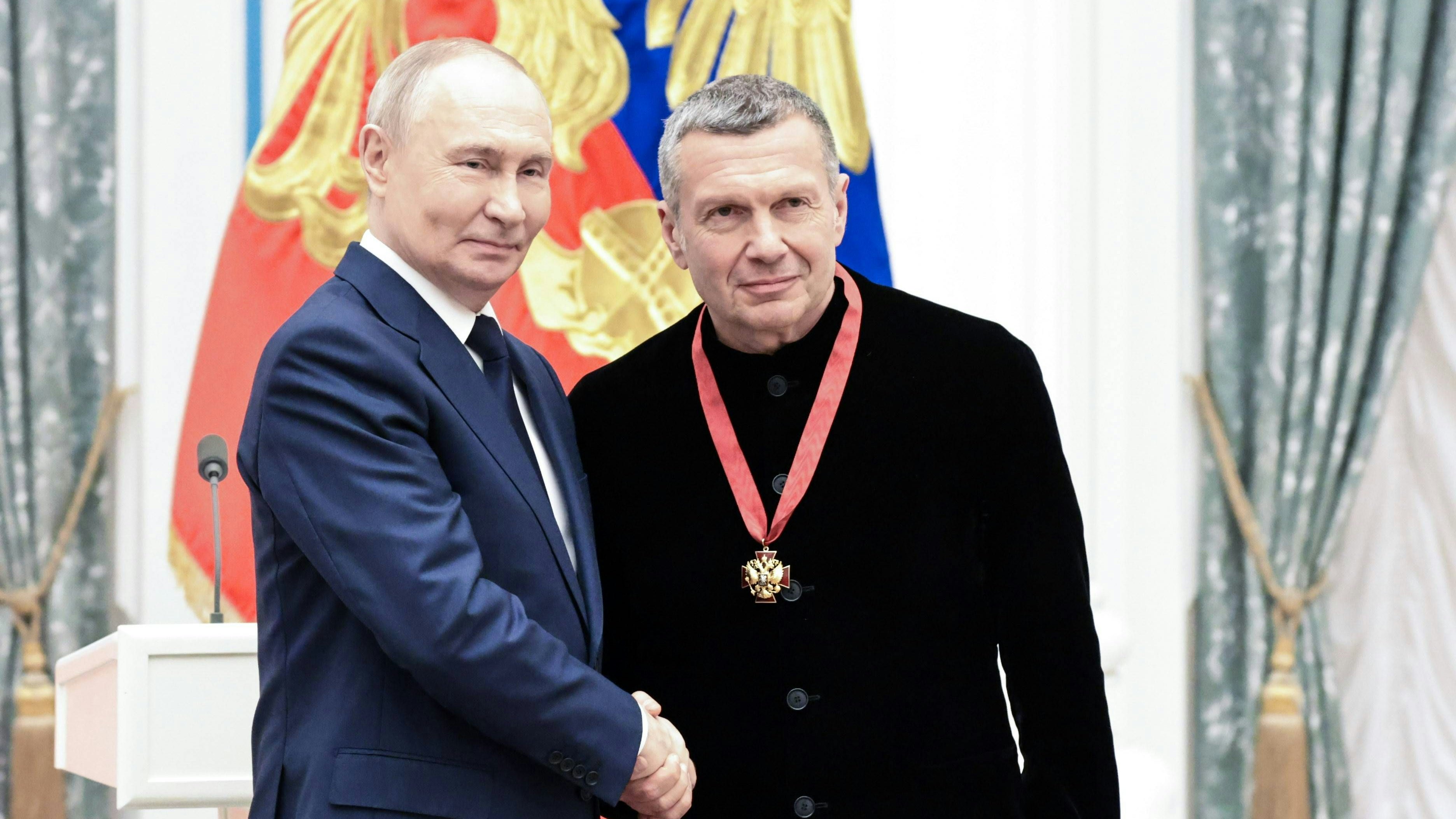 Heute.at - Putins Propagandist bietet Trump Hilfe bei Invasion an