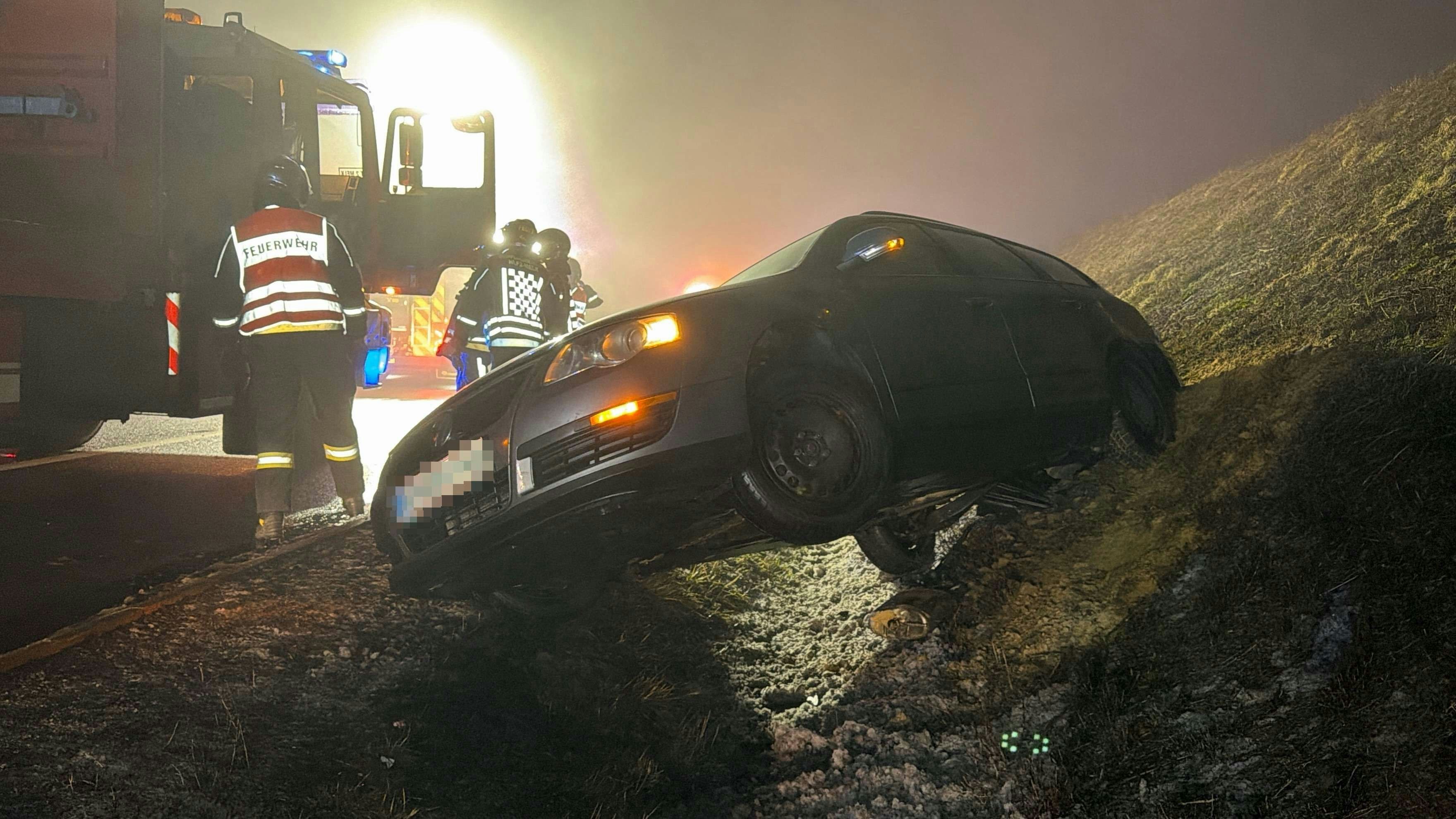 Heute.at - Kleintransporter schiebt Auto in Straßengraben