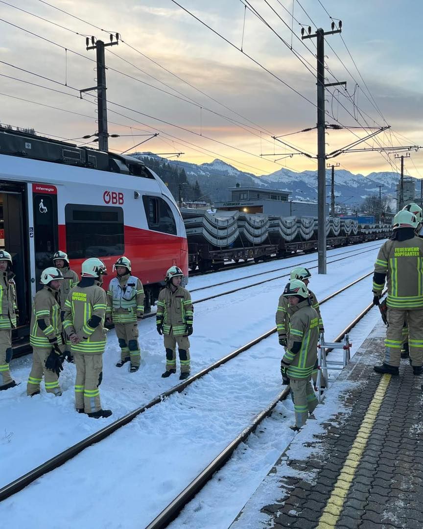 Heute.at - Feuerwehr muss 43 Menschen aus ÖBB-Zug evakuieren