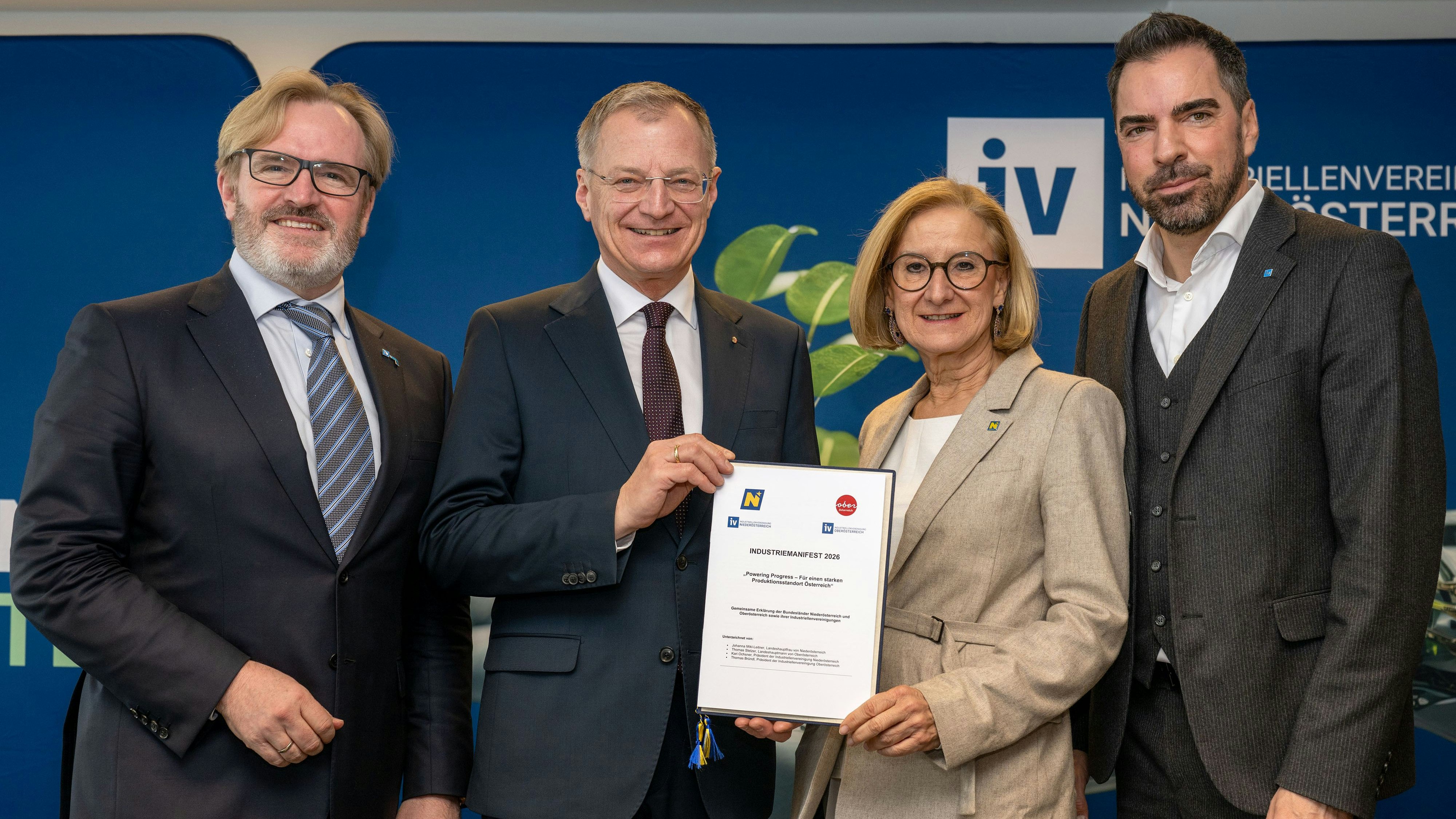 Unterzeichneten das Industrie-Manifest (v.l.n.r.): Industriellenvereinigung OÖ Präsident Thomas Bründl, Landeshauptmann Thomas Stelzer, Landeshauptfrau Johanna Mikl-Leitner und Industriellenvereinigung NÖ Präsident Kari Ochsner