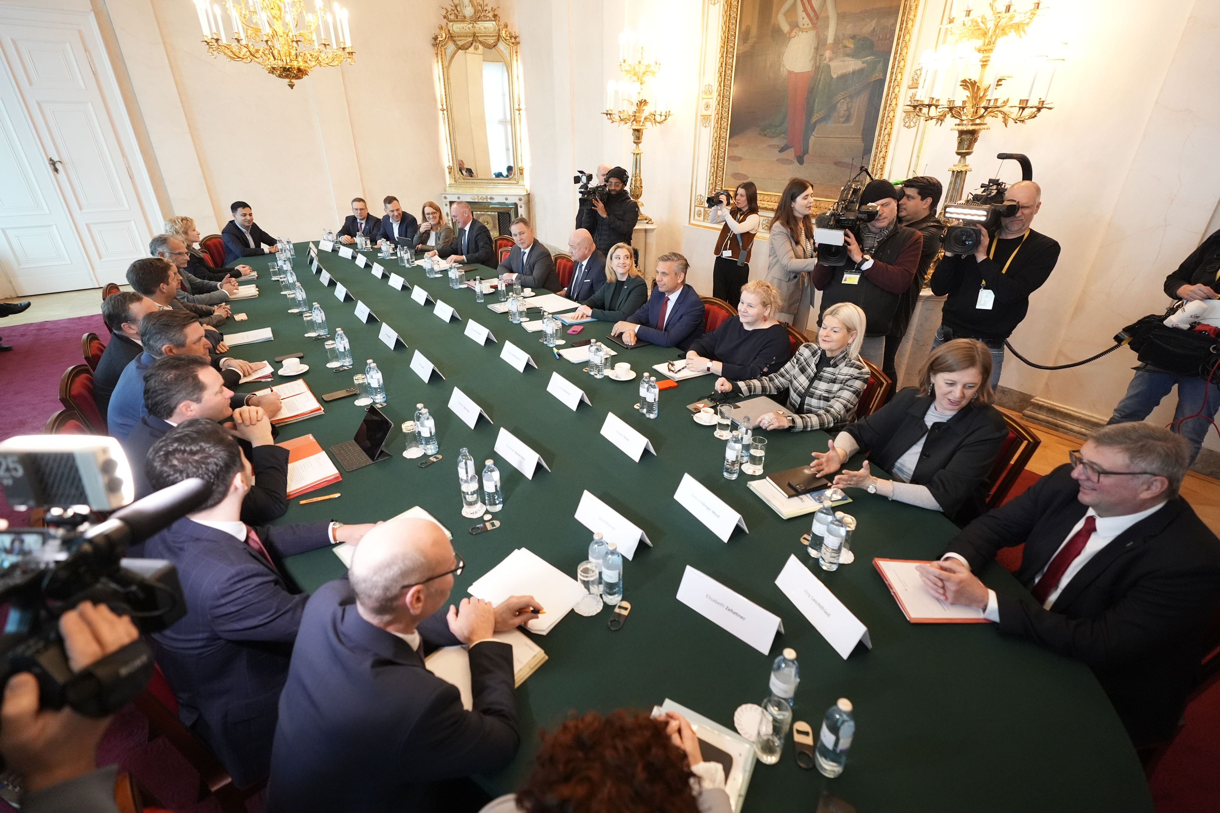 Heute.at - Lohnnebenkosten senken – Regierung gibt Versprechen ab