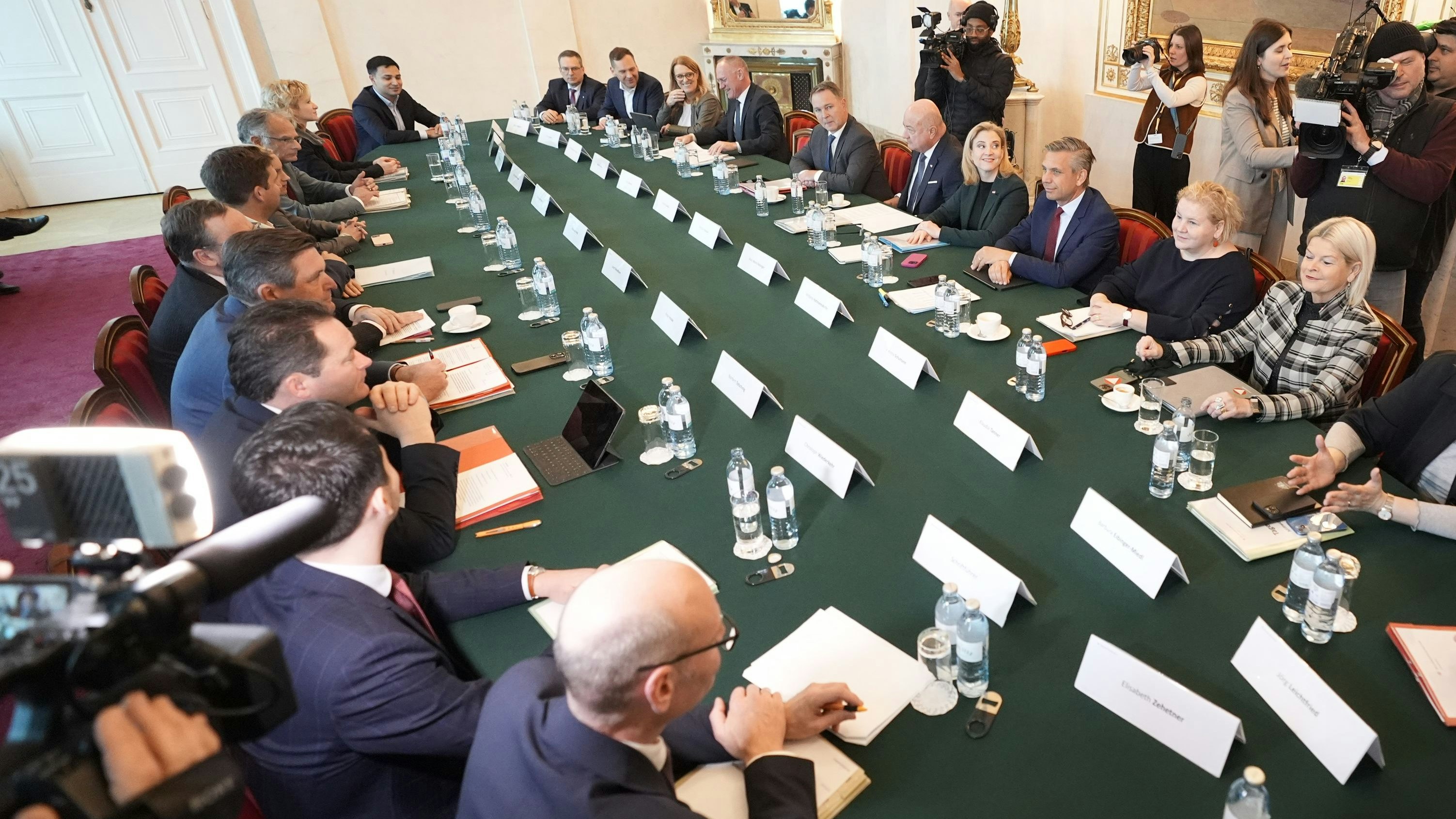 Heute.at - Lohnnebenkosten senken – Regierung gibt Versprechen ab