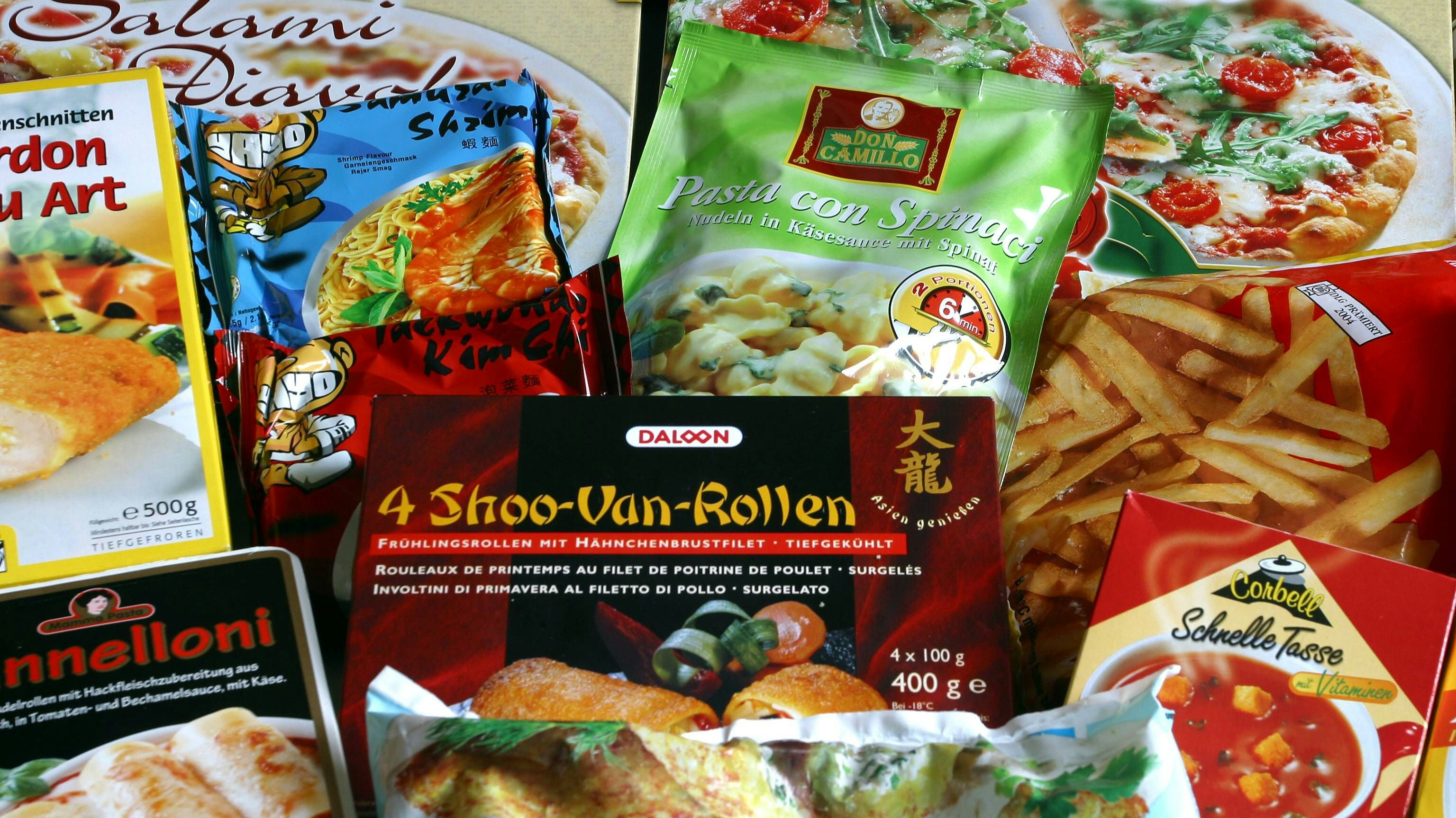 Bildnummer: 51310740  Datum: 11.03.2006  Copyright: imago/Heike Bauer Auswahl an Fertiggerichten, Objekte; 2006, Studioaufnahme , Lebensmittel , Fertigprodukt, Fertigprodukte, Fertiggericht, Fertiggerichte, Salami, Rucola, 4 Shoo-Van-Rollen, Frühlingsrolle, Frühlingsrollen, Pizza, Pizzen, Fertigpizza, Fertigpizzen, Tiefkühlpizza, Tiefkühlpizzen, Suppe, Suppen, Tütensuppe, Tütensuppen, Schriftzug; , quer, Kbdig, Gruppenbild, Deutschland,  , Food