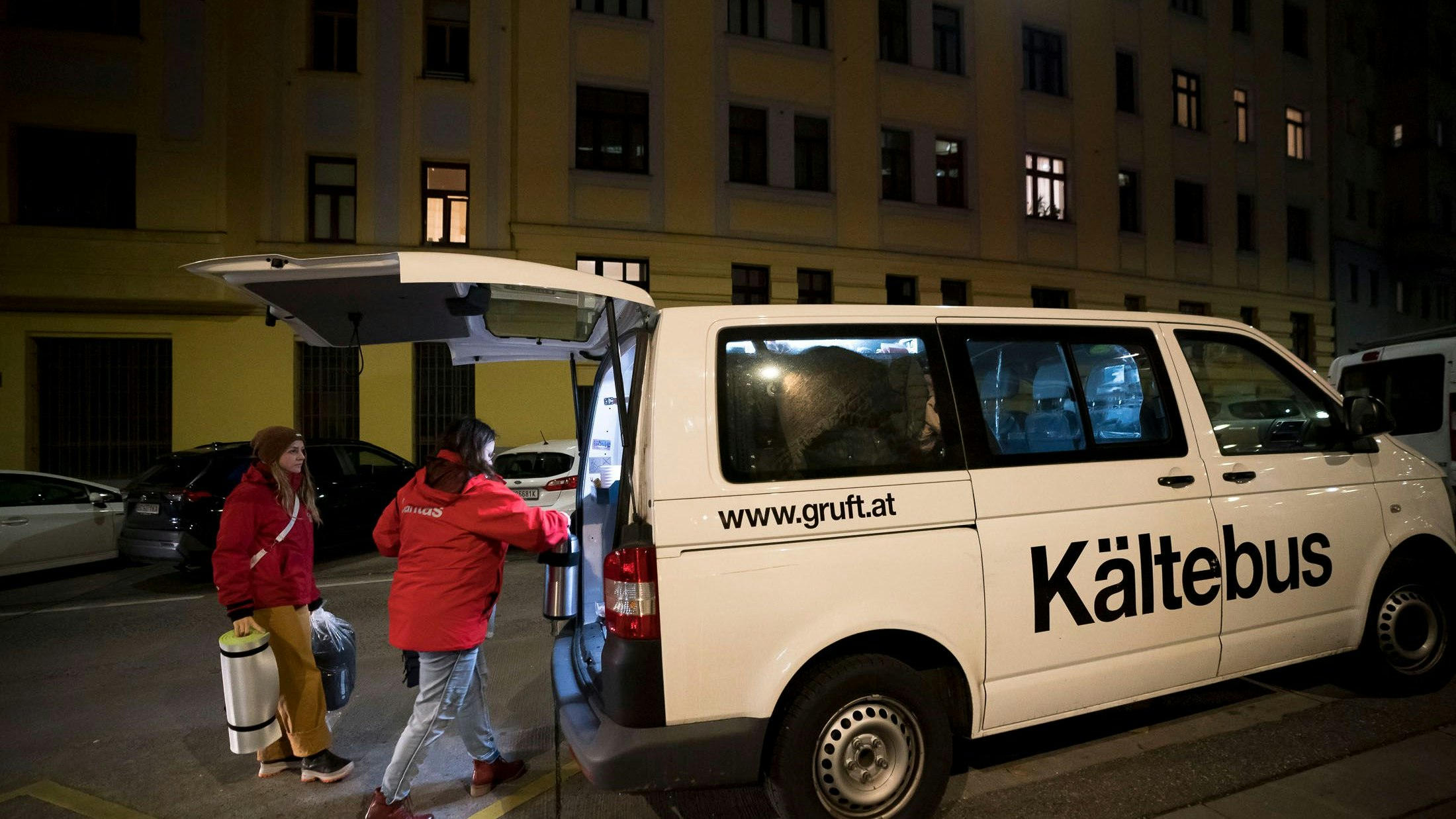 Die Caritas versucht, mit ihren Kältebussen zu helfen, soviel es geht. (Archivbild)
