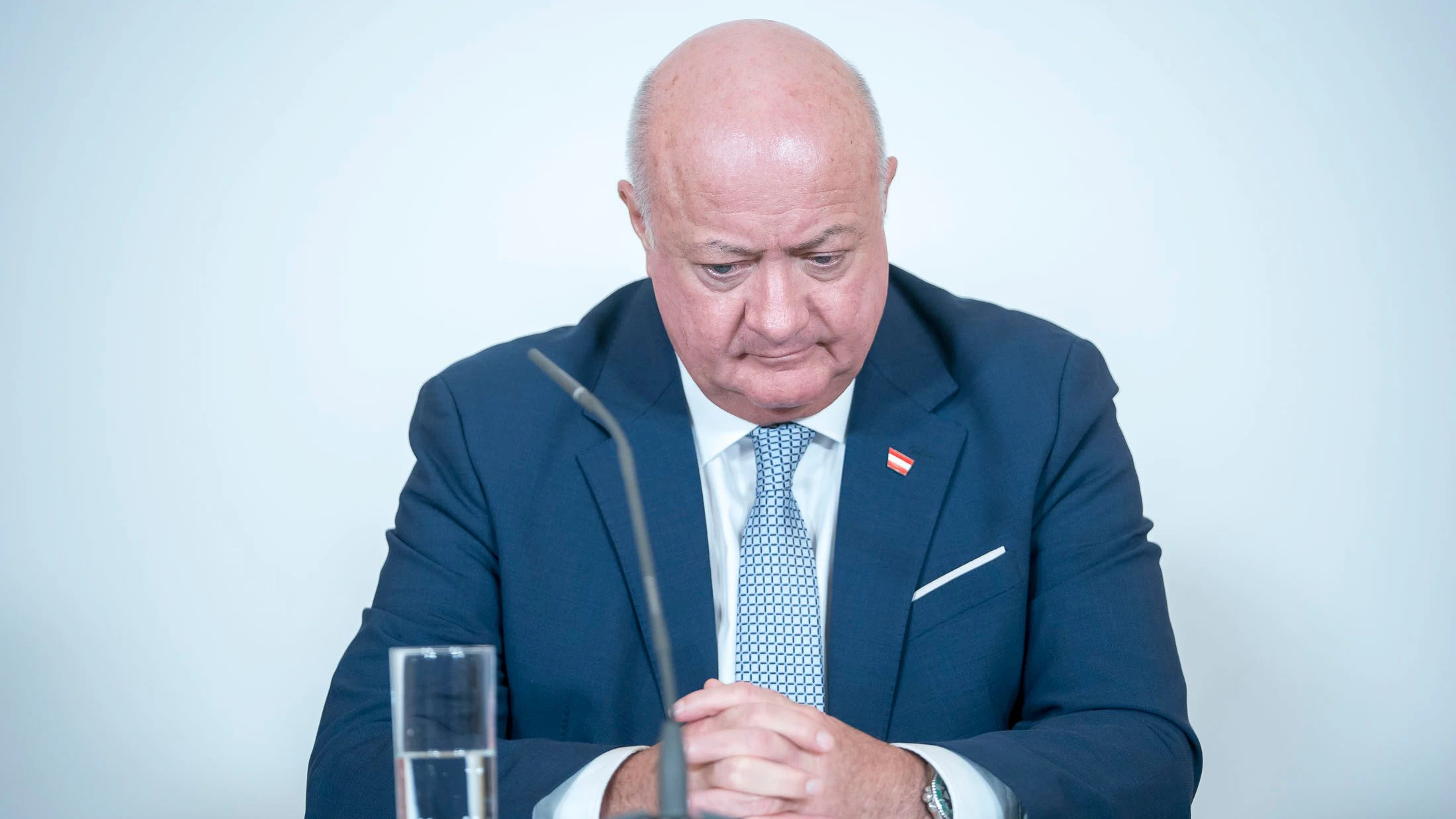 Kanzler Stocker beim Pressefoyer nach einem Ministerrat.