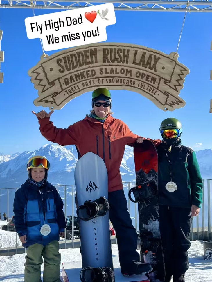 Kelani Kestenholz nimmt von seinem Vater Abschied.