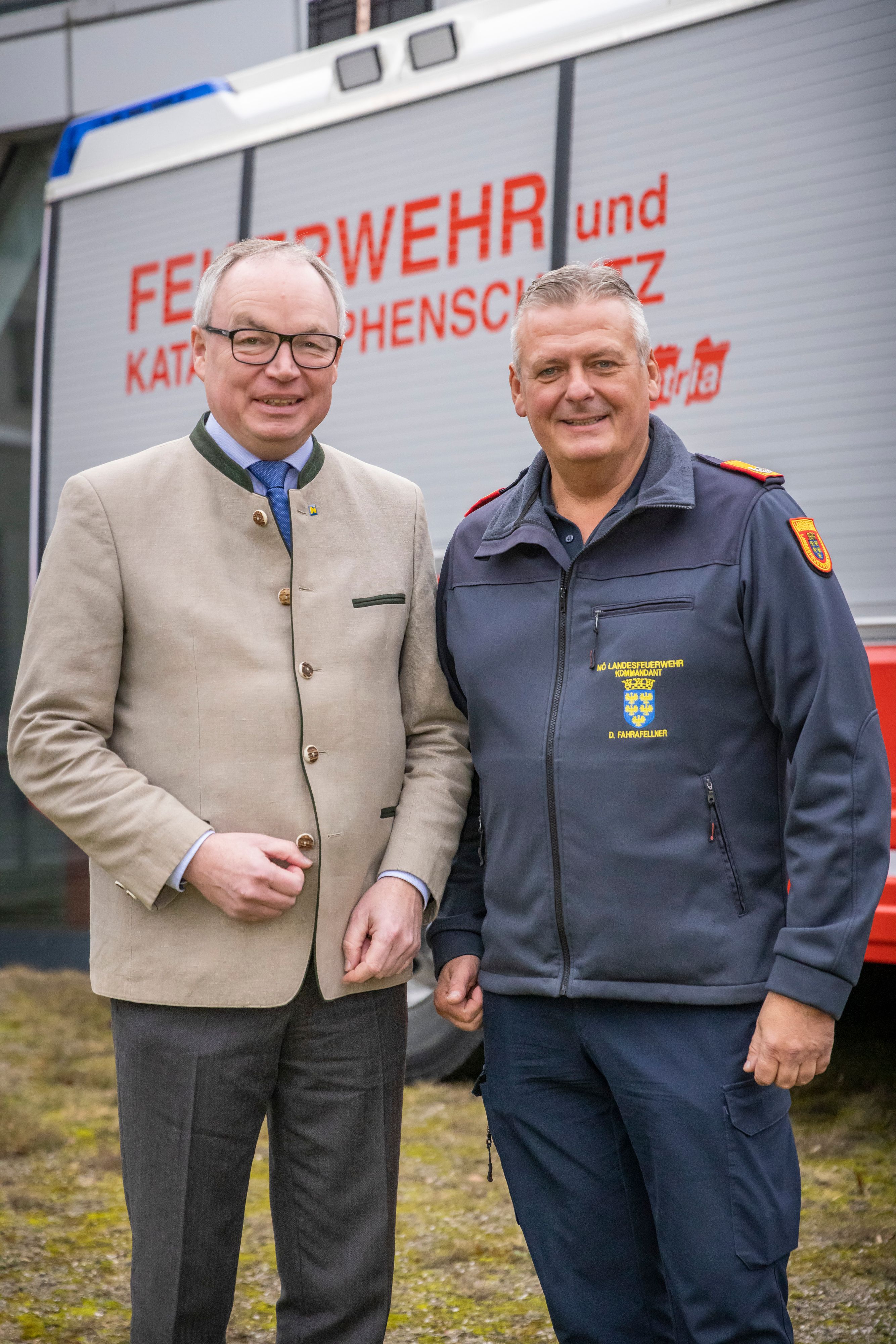 Heute.at - 13 neue Feuerwehrautos für die Sicherheit in NÖ