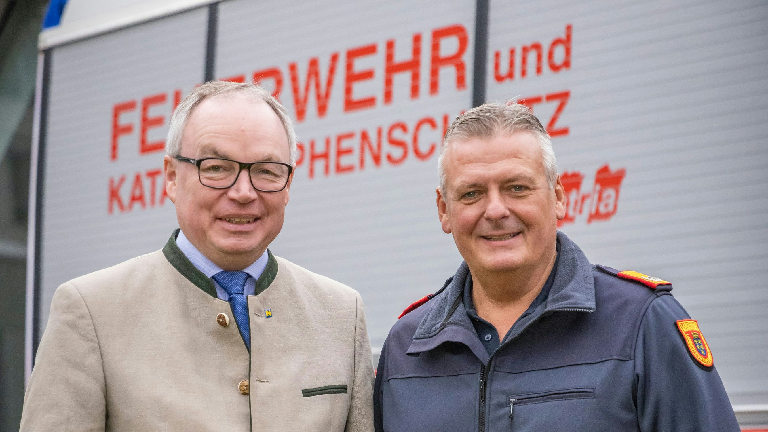 Heute.at - 13 neue Feuerwehrautos für die Sicherheit in NÖ