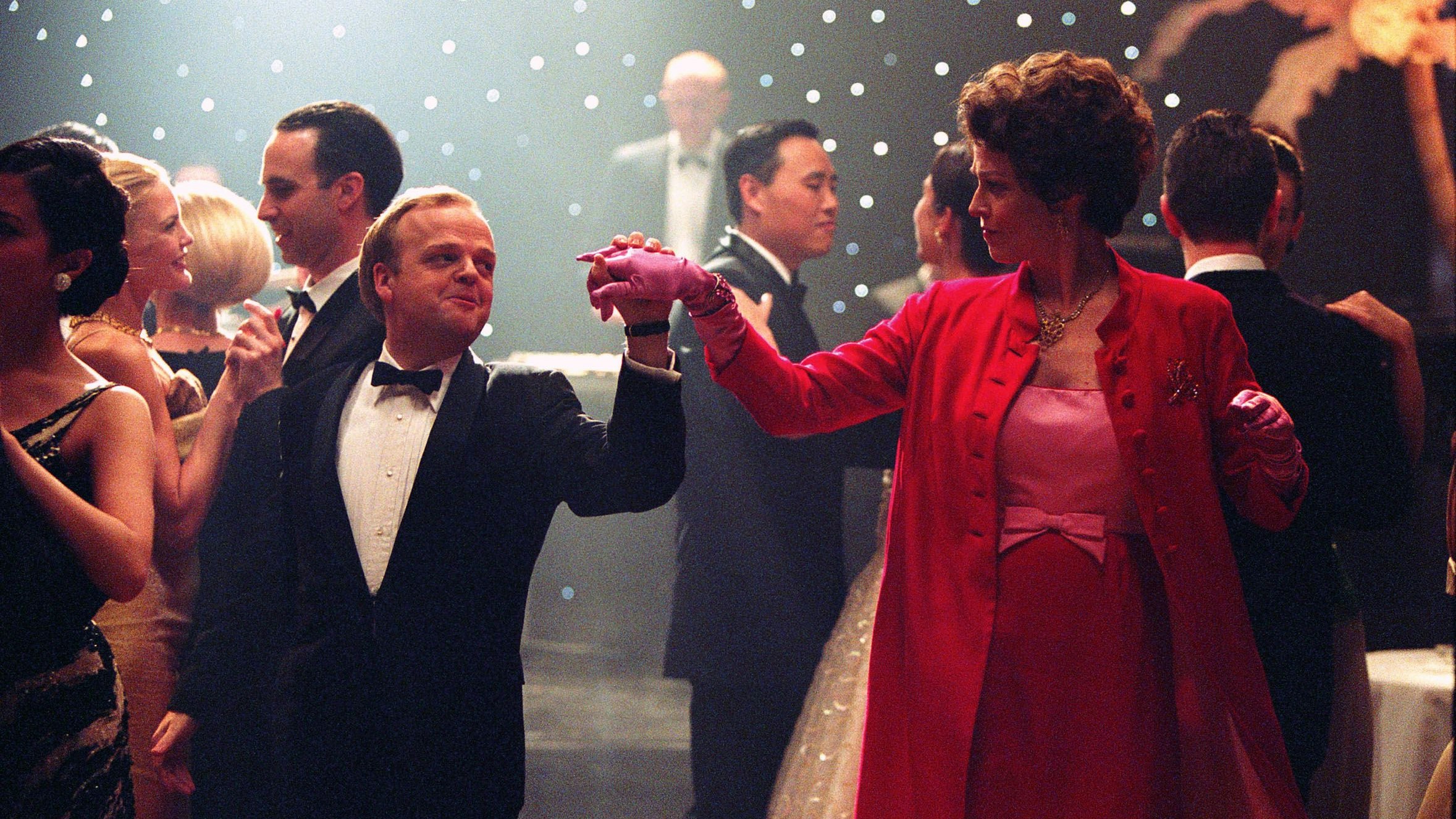 Verfilmte Großmutter: Toby Jones als Truman Capote, Sigourney Weaver als Babe Paley 2006 in "Infamous"