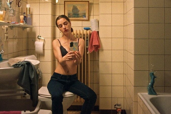 Kika (Manon Clavel) macht auf Sexarbeiterin, aber das ist gar nicht so einfach: "Madame Kika"