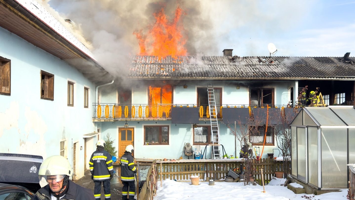 Heute.at - Wohnhaus geht in Flammen auf! Kind (3) verletzt