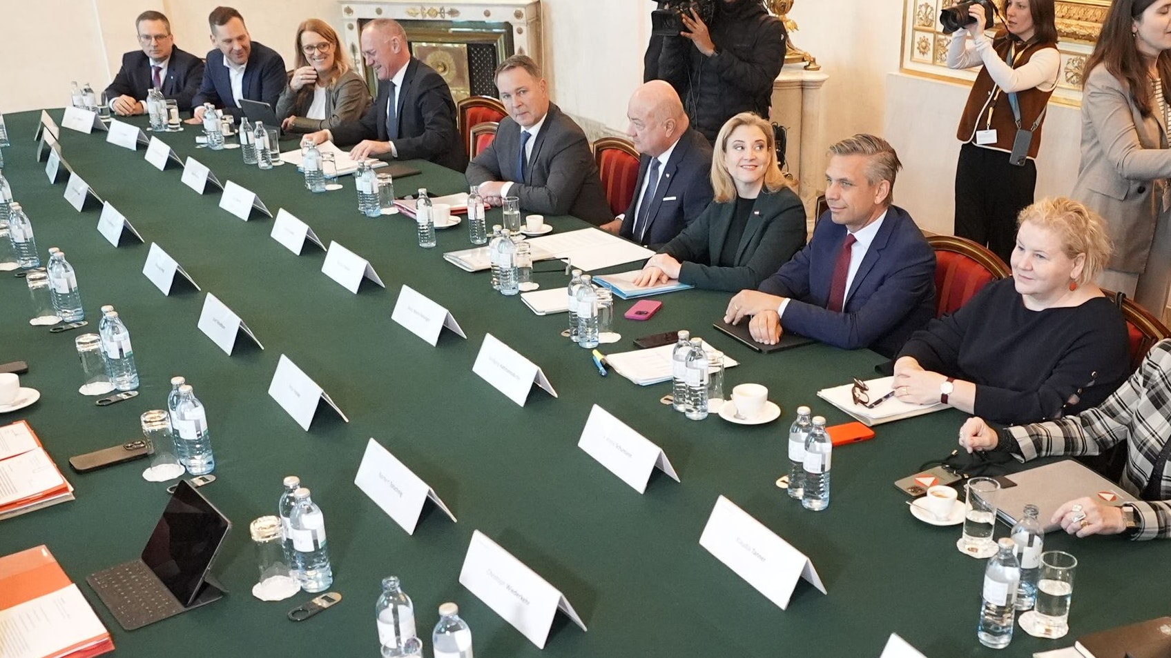 Heute.at - Regierung fixiert: Billiger Einkaufen, mehr Abschieben