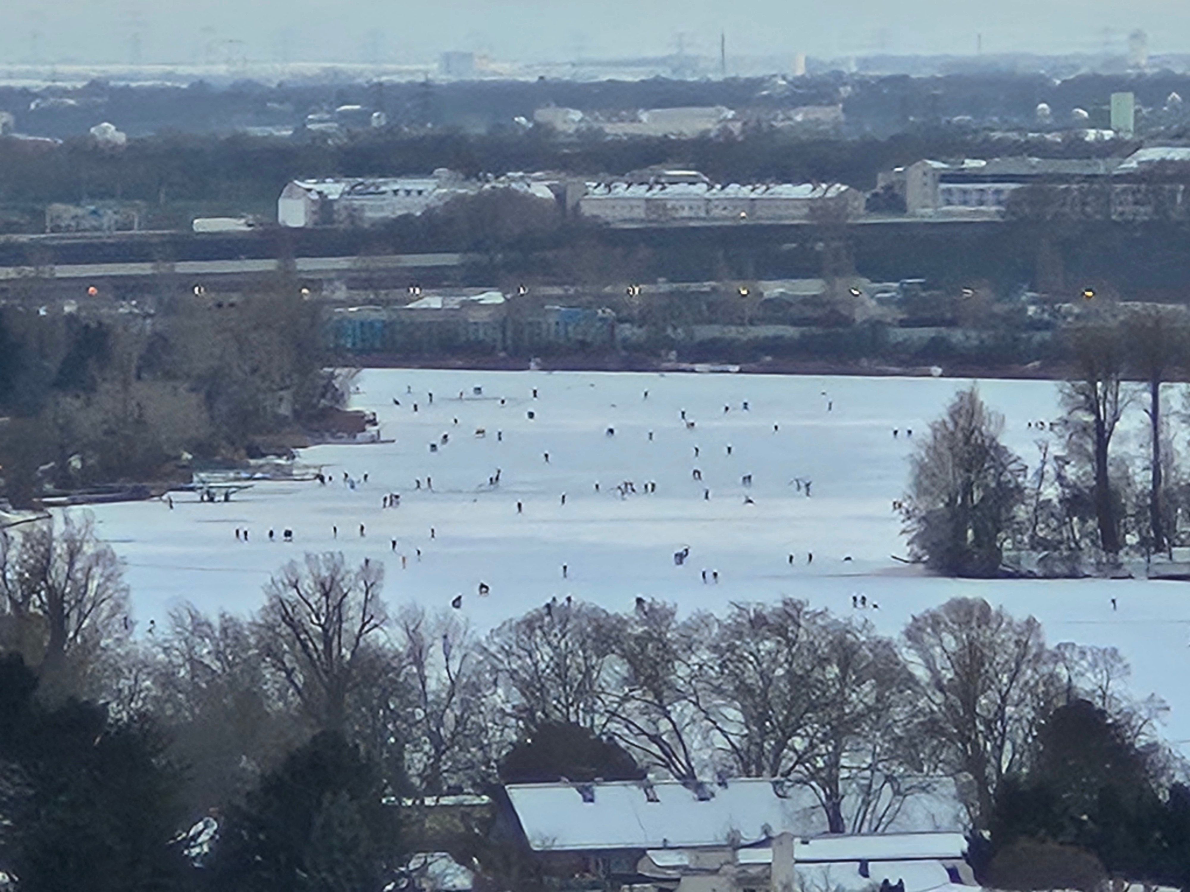 Heute.at - Trotz Verbots! Menschen gehen auf Donau Eislaufen