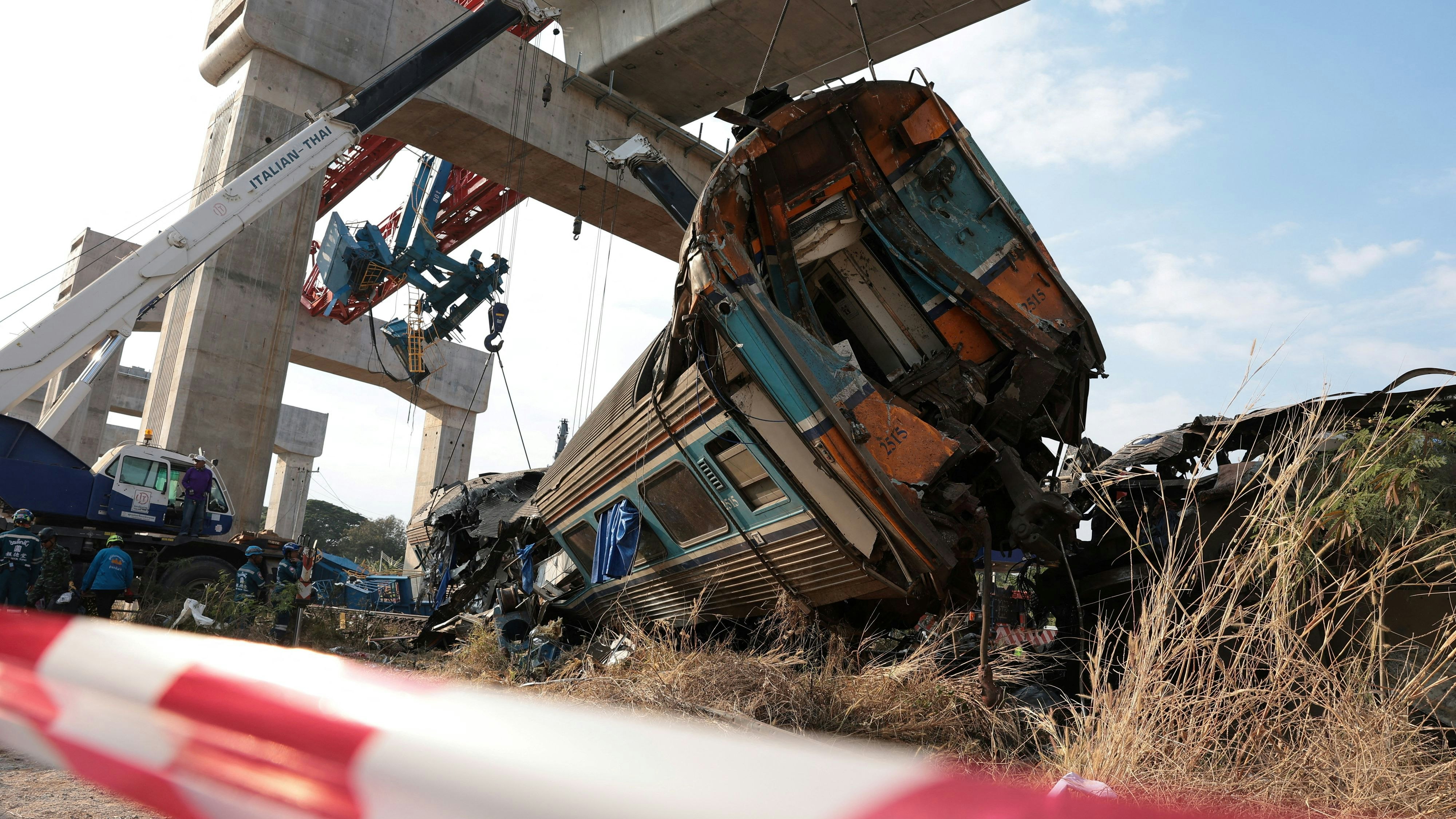 Heute.at - Zugunglück in Thailand fordert mindestens 30 Todesopfer