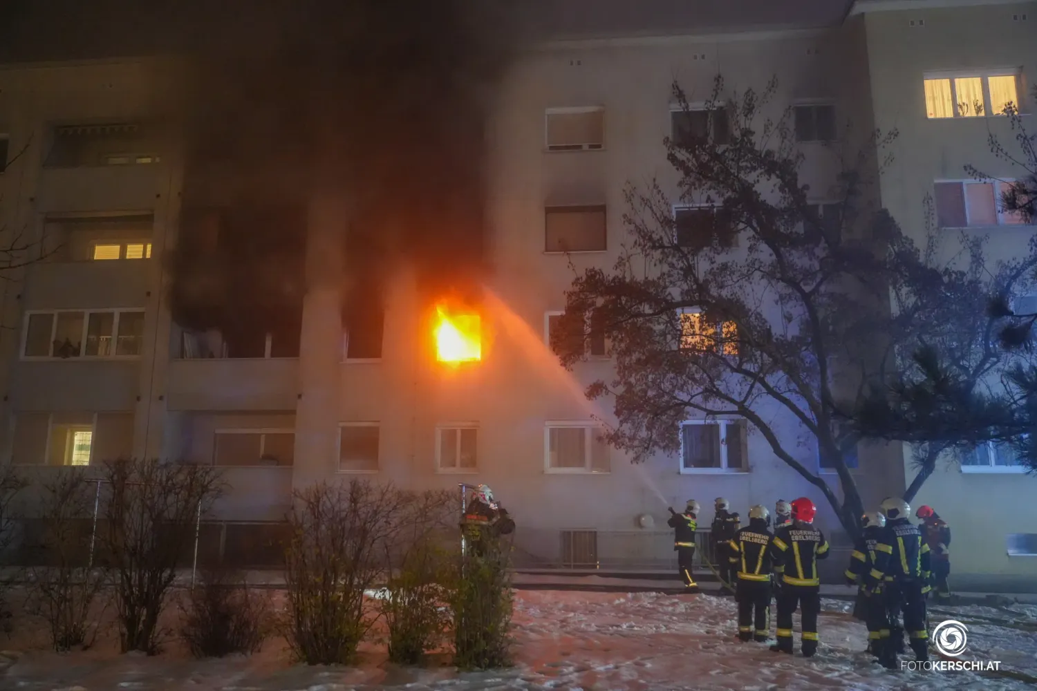 Heute.at - Mutter und vier Kinder retten sich aus Feuer-Wohnung
