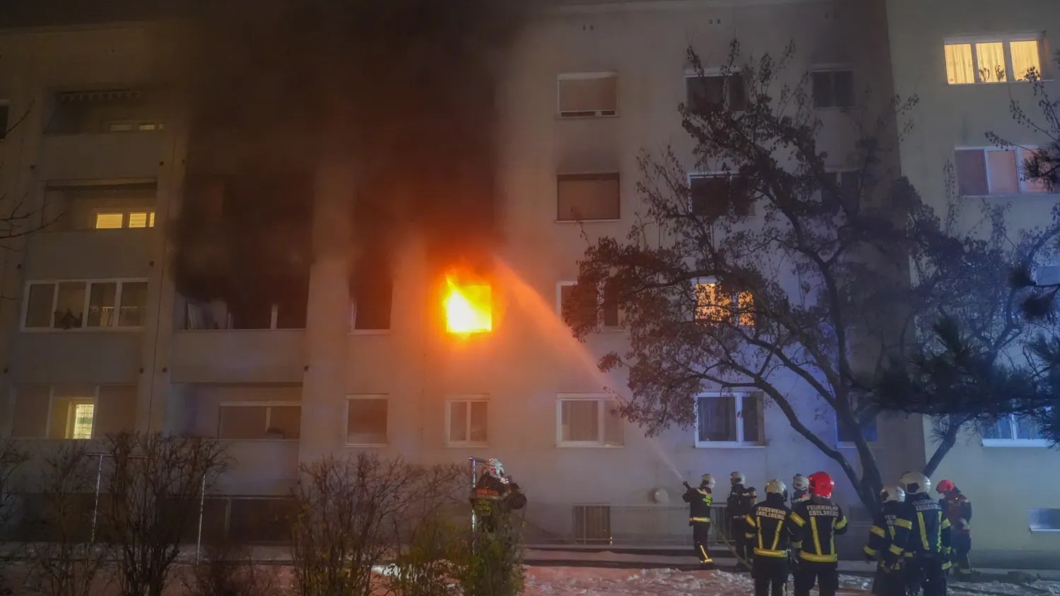 Heute.at - Mutter und vier Kinder retten sich aus Feuer-Wohnung