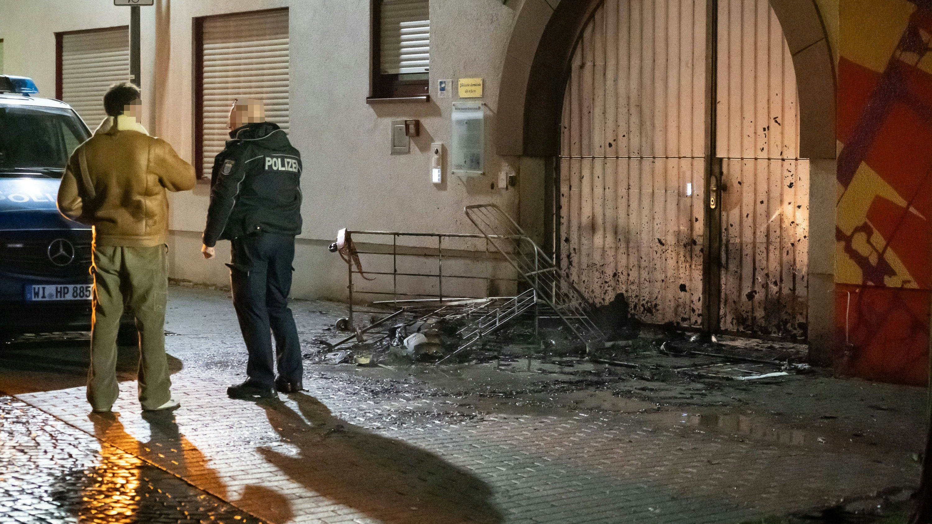 Heute.at - Mann (32) zeigt Hitlergruß – dann legt er Feuer