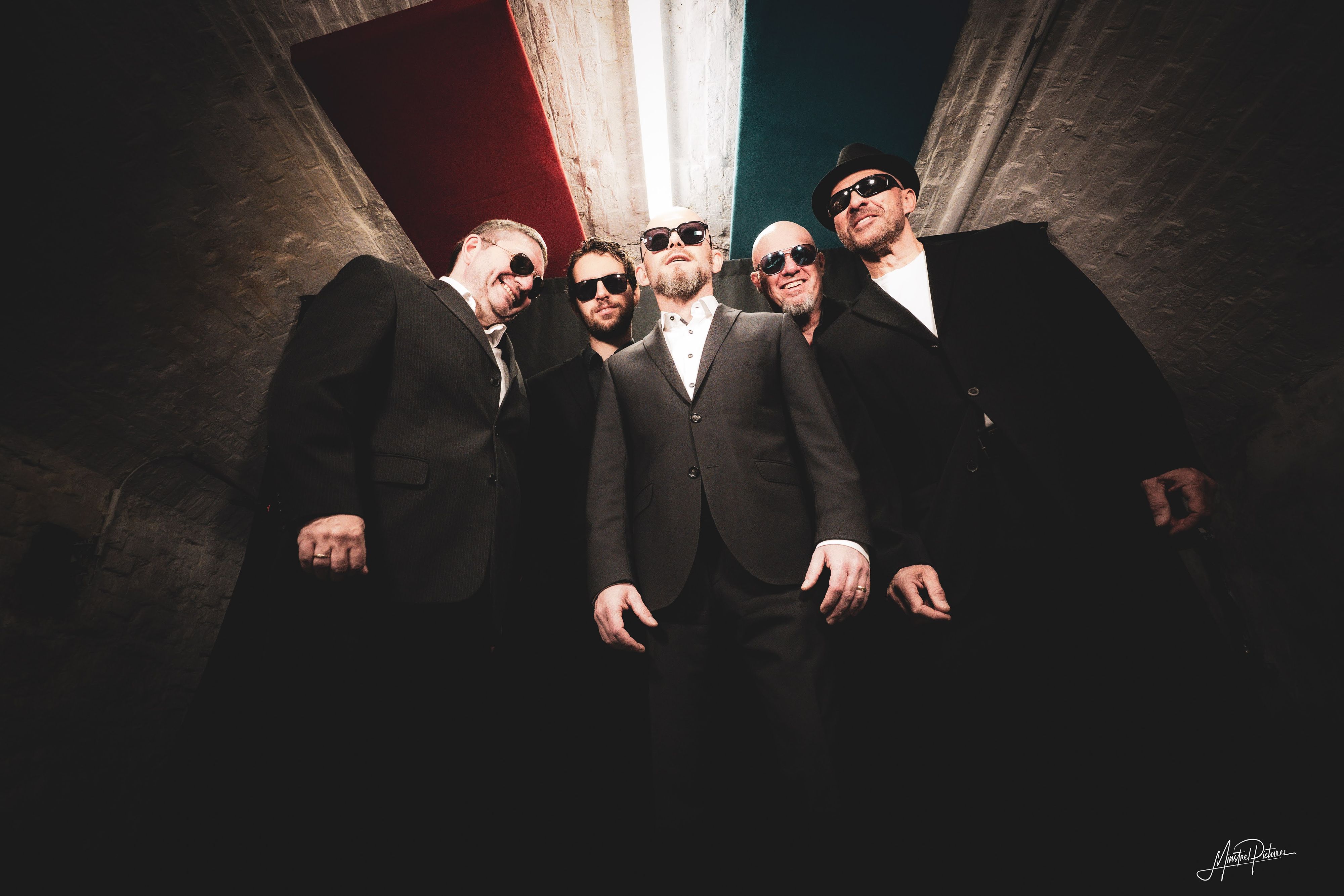 Heute.at - Rock gegen Kälte – NEOS-Spitze spielt Benefizkonzert