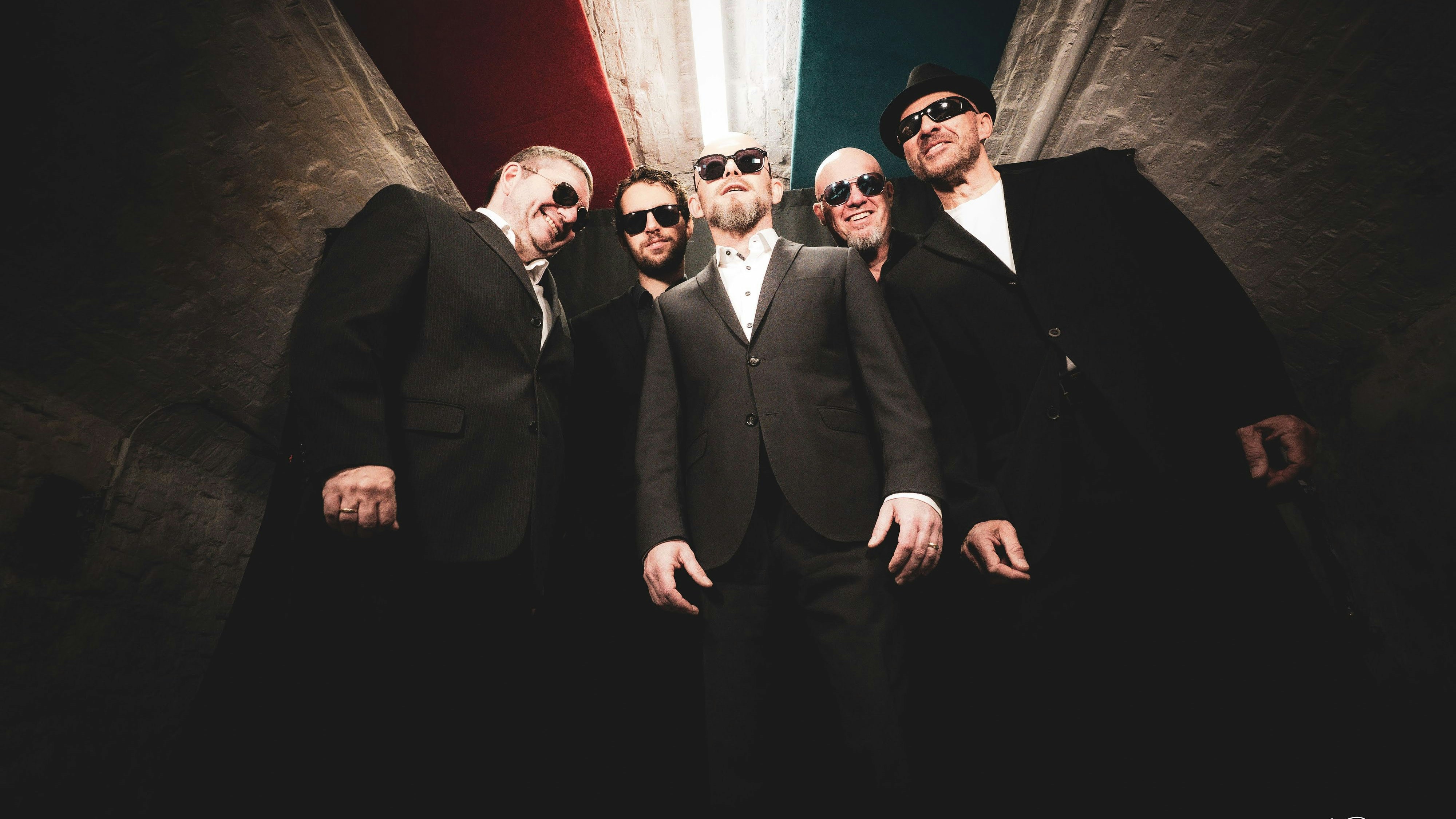 Heute.at - Rock gegen Kälte – NEOS-Spitze spielt Benefizkonzert