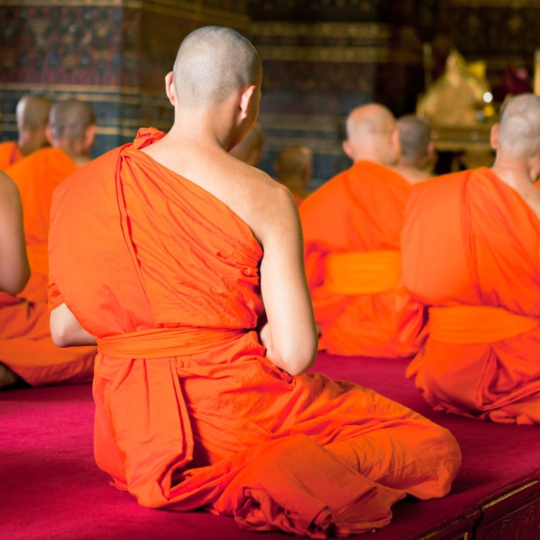 40.000 Tempel, 90 Prozent der Bewohner sind Buddhisten: Doch mehrere skandalöse Vorfälle haben die mächtige religiöse Institution des Landes erschüttert. Wie Thailand das Image seiner Mönche aufpolieren möchte, sogar der König mischt mit.