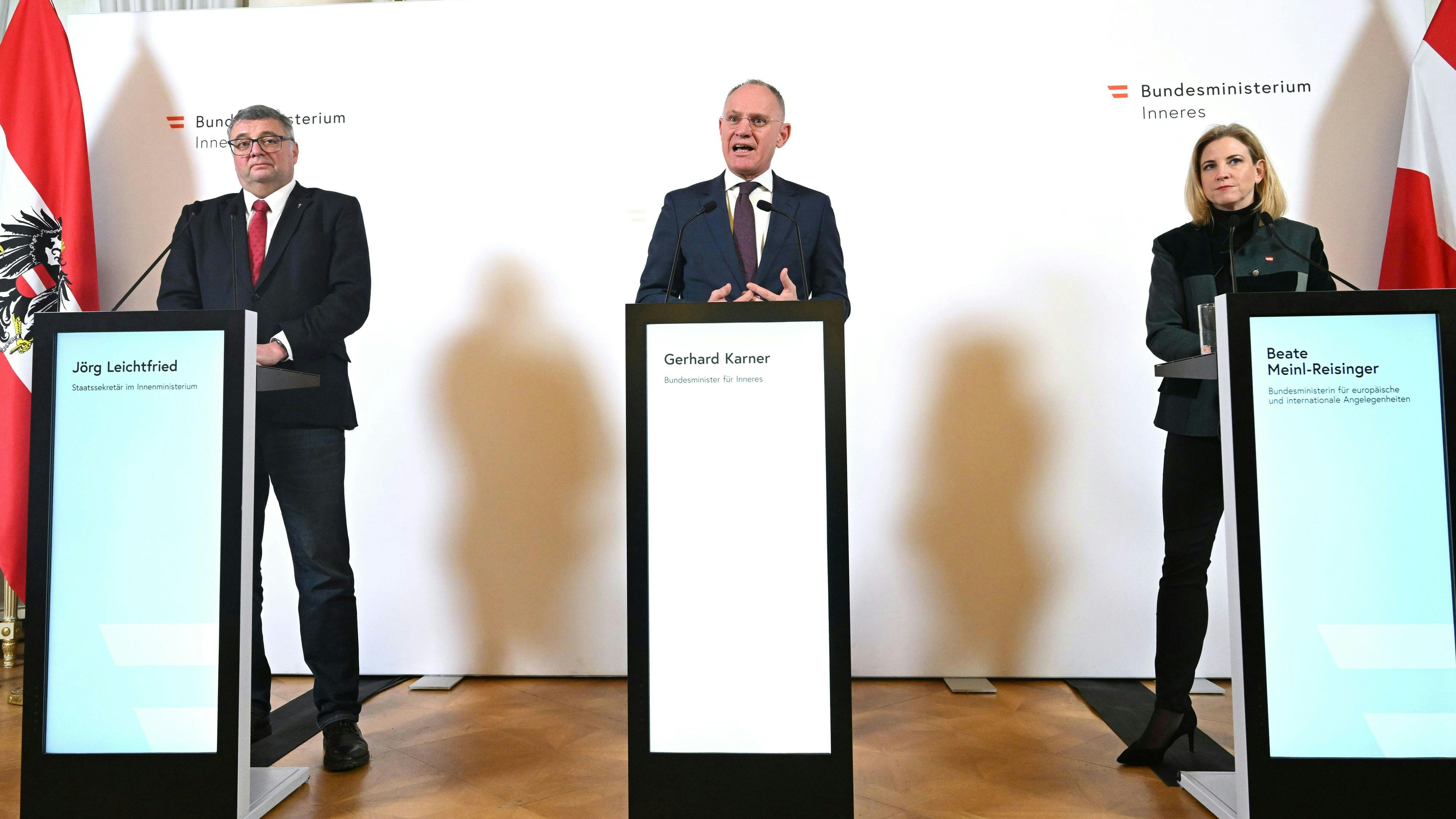 Staatssekretär Jörg Leichtfried (SPÖ), ÖVP-Innenminister Gerhard Karner und Außenministerin Beate Meinl-Reisinger (NEOS) verkündeten die neuen Maßnahmen.