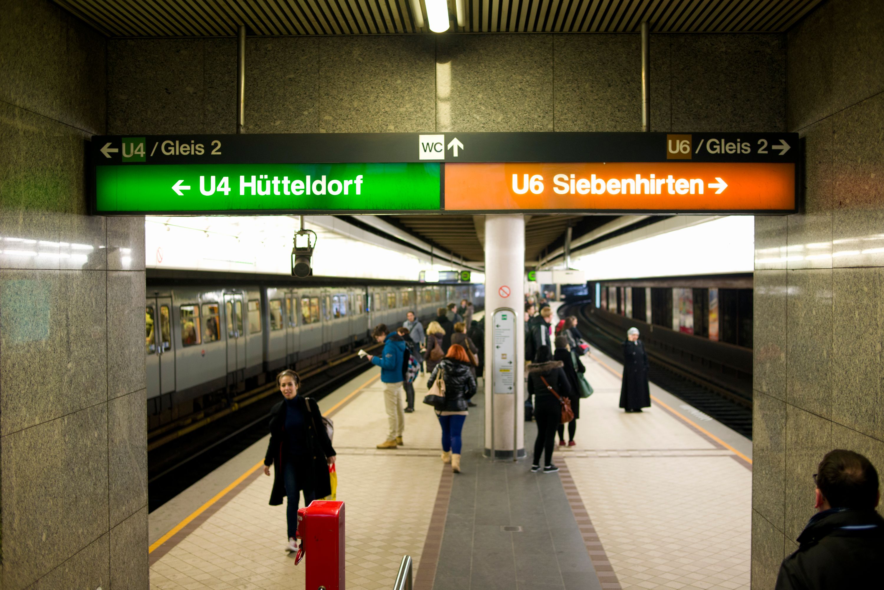 Am Wiener Landesgericht findet heute ein Prozess gegen einen Rumänen (29) statt, der mehrere Passanten mit Fäkalien beworfen haben soll.