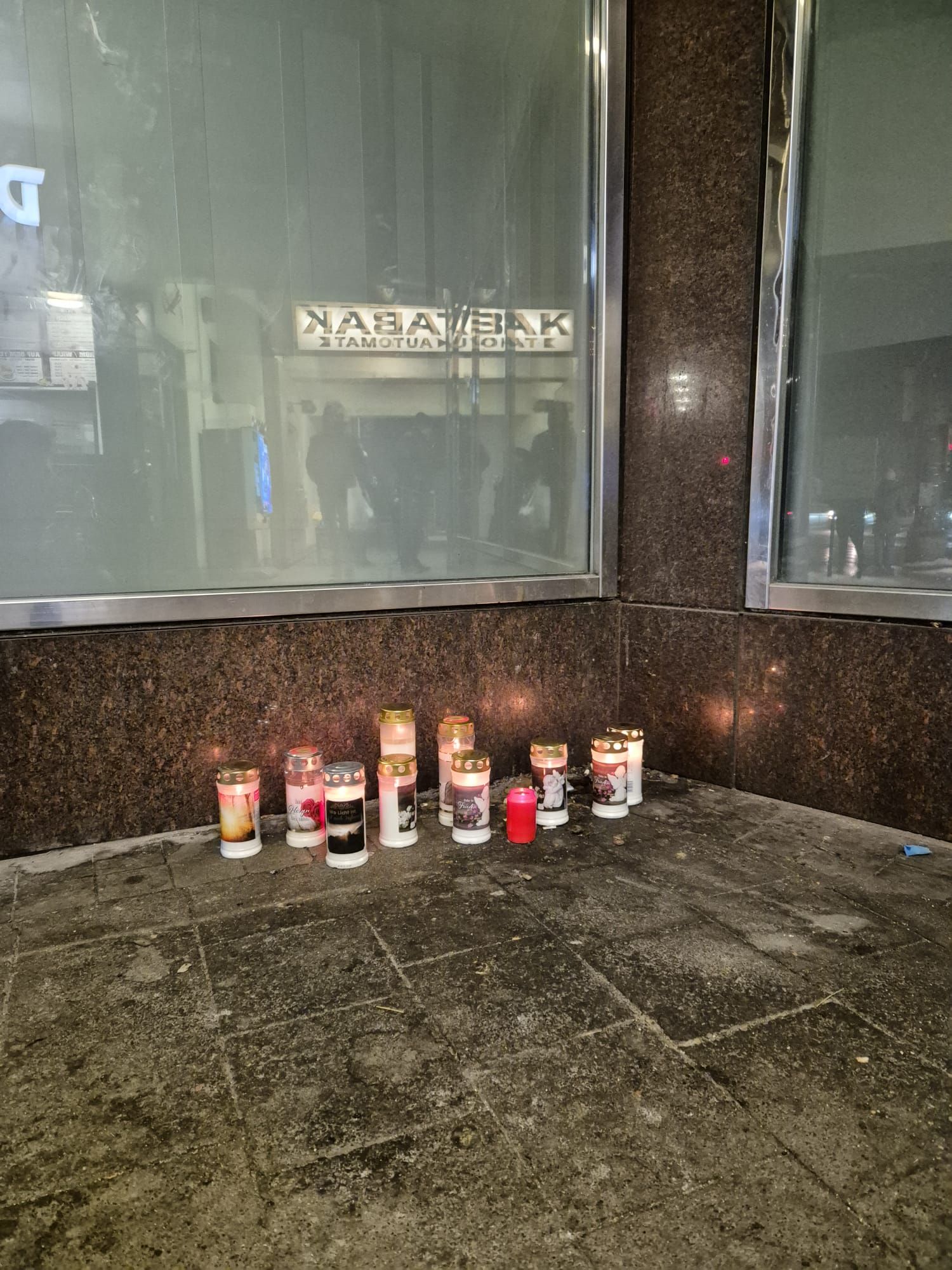 Mehrere Kerzen erinnern an den verstorbenen Michi (57).