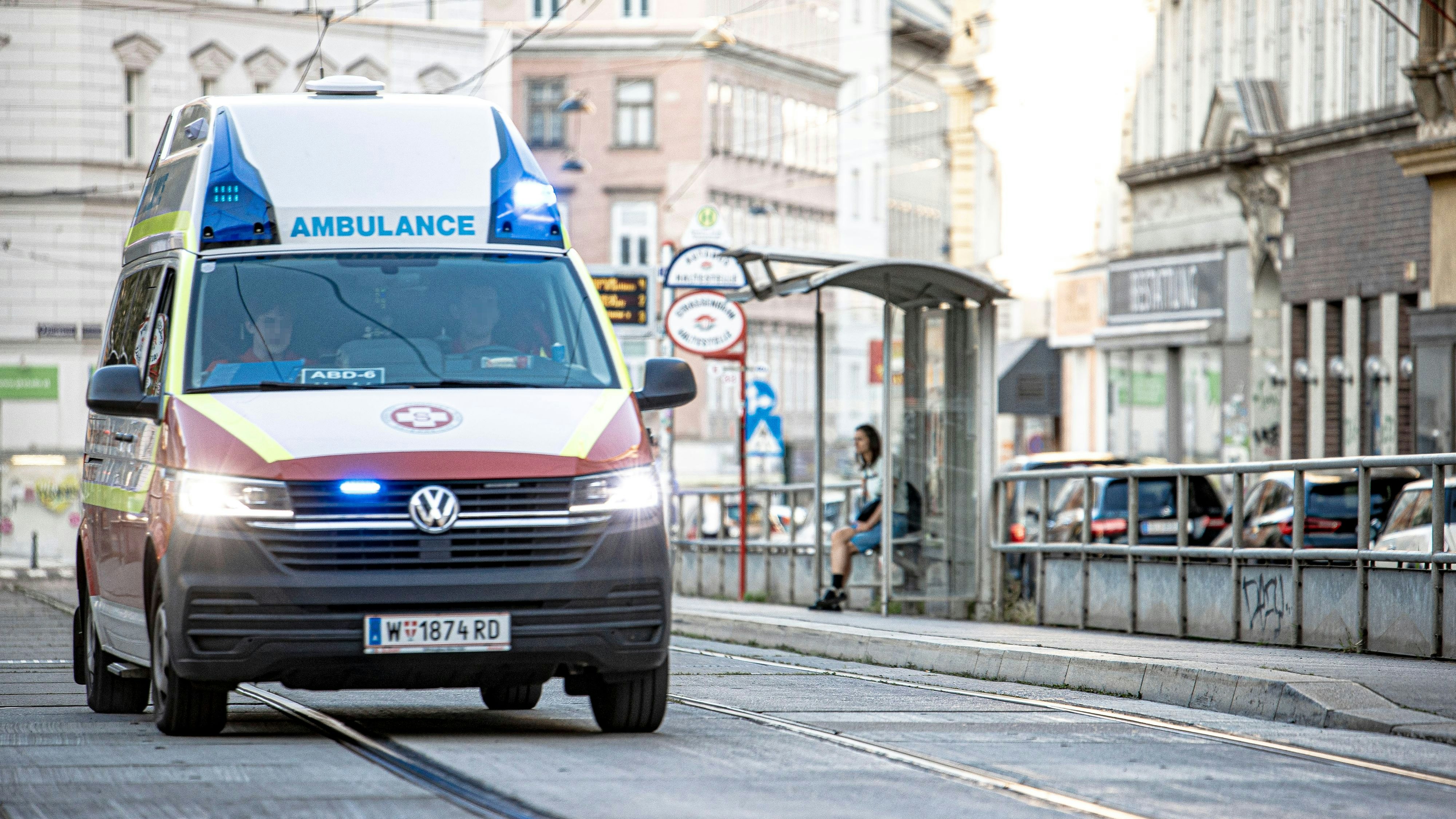 Trotz Erster Hilfeund dem sofortigen Transportins Spital ist der Obdachlose mittlerweileverstorben.