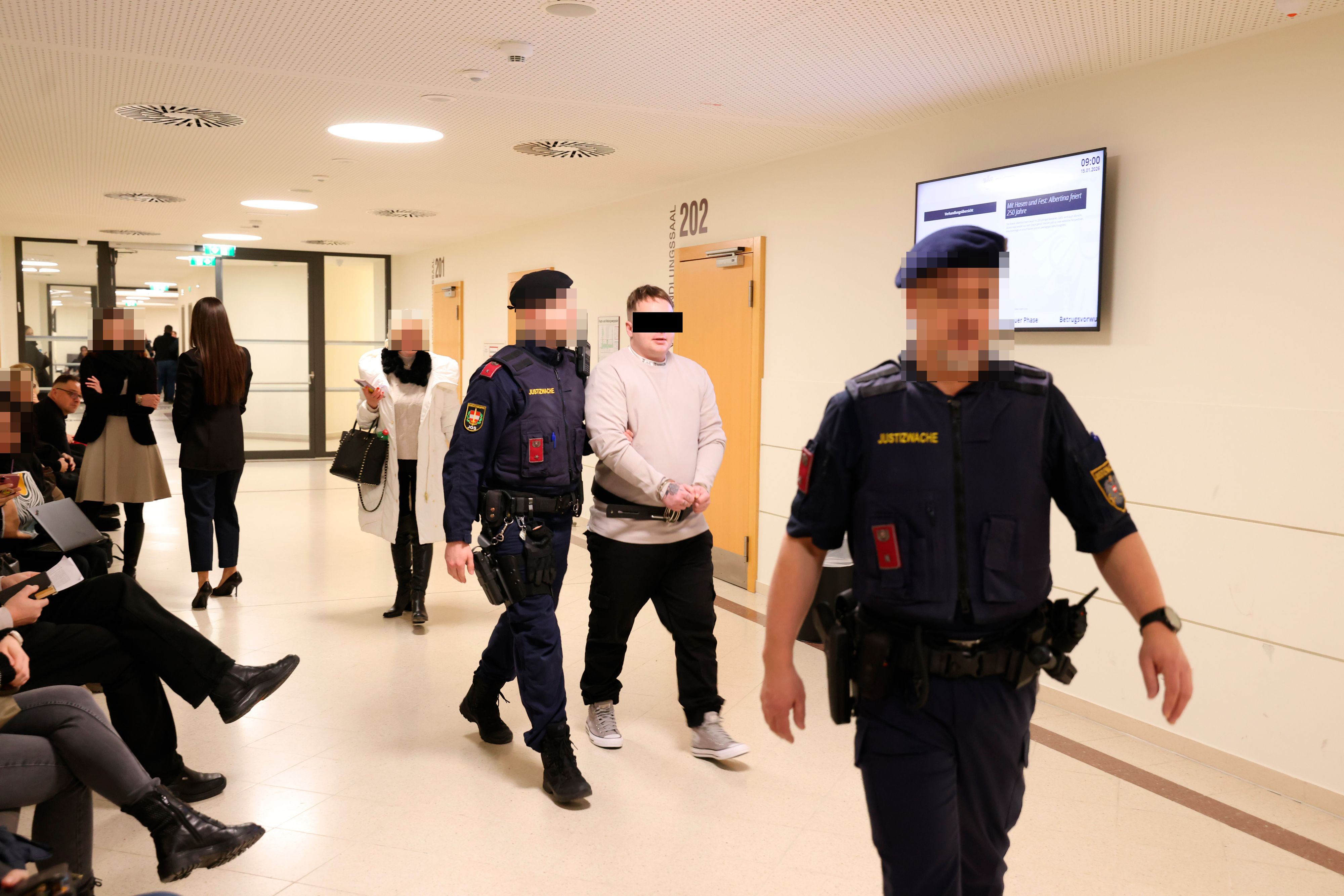 Der Verdächtige vor der Verhandlung: Er bewarf mindestens 12 Frauen mit Ekel-Bechern