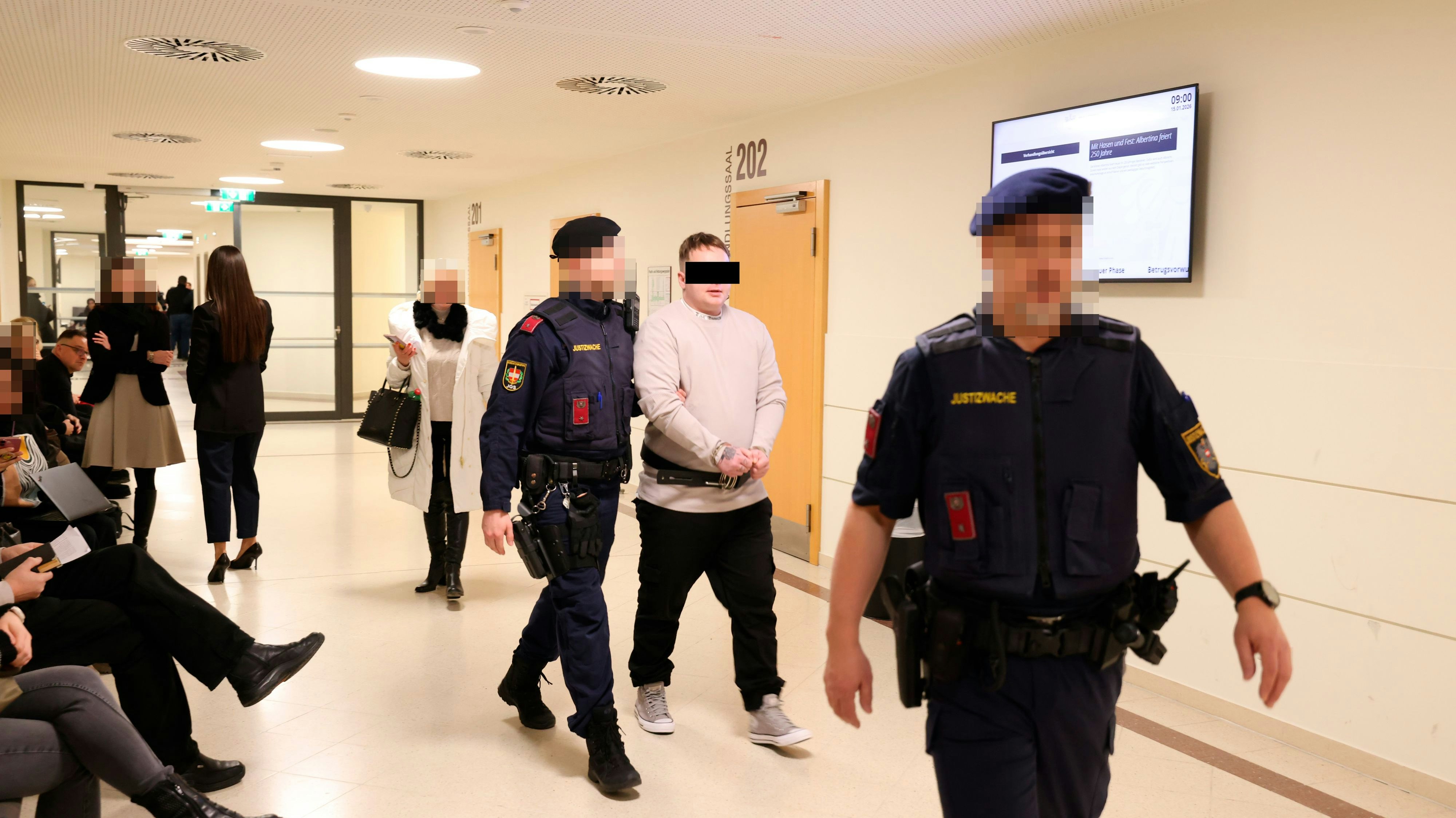 Der Verdächtige vor der Verhandlung: Er bewarf mindestens 12 Frauen mit Ekel-Bechern