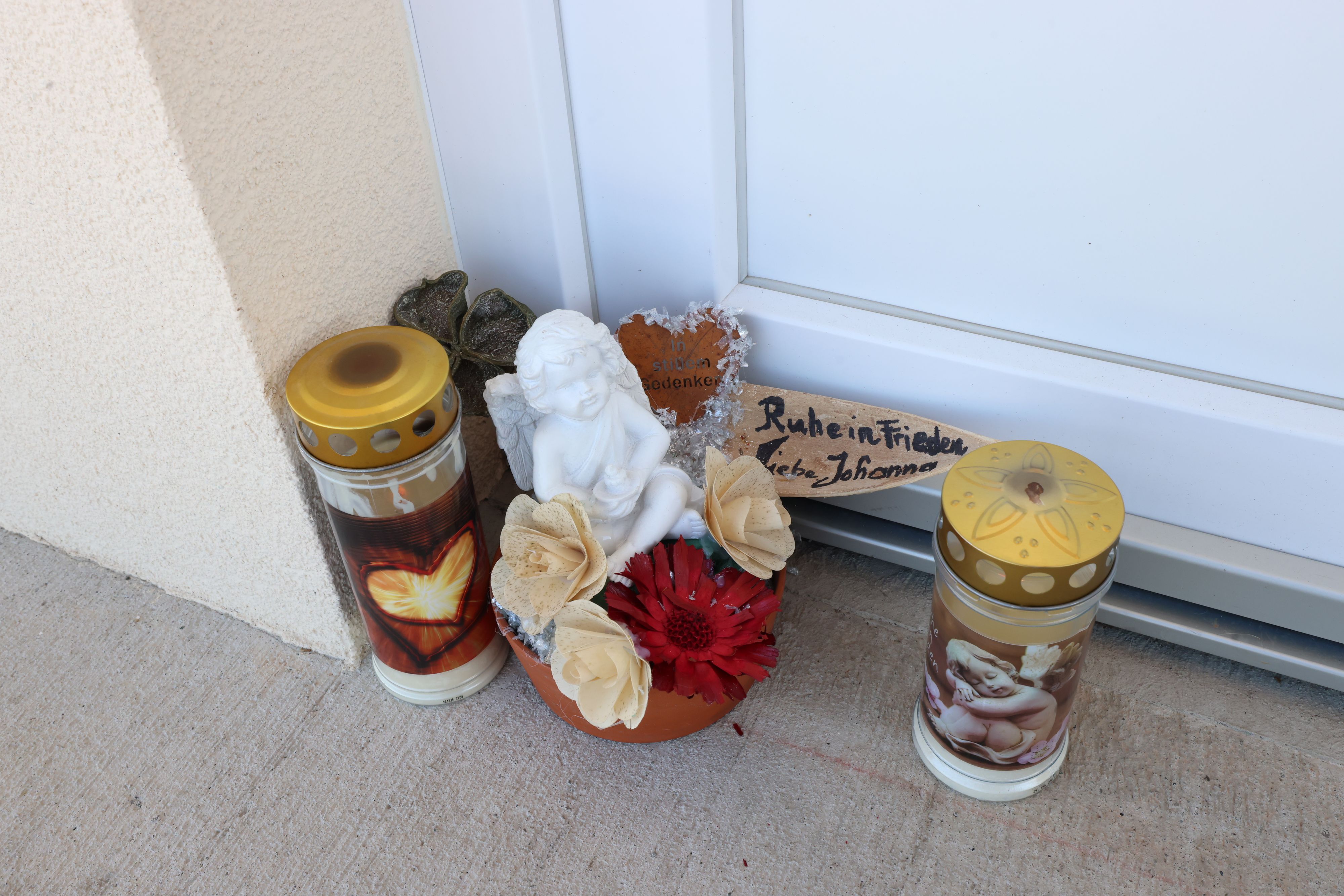 Tiefe Trauer: Kerzen und Abschiedsbriefe vor der Haustür.