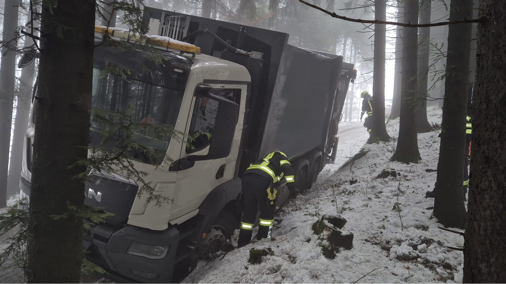 Heute.at - Müllwagen hängt im Graben fest – Feuerwehren rücken aus