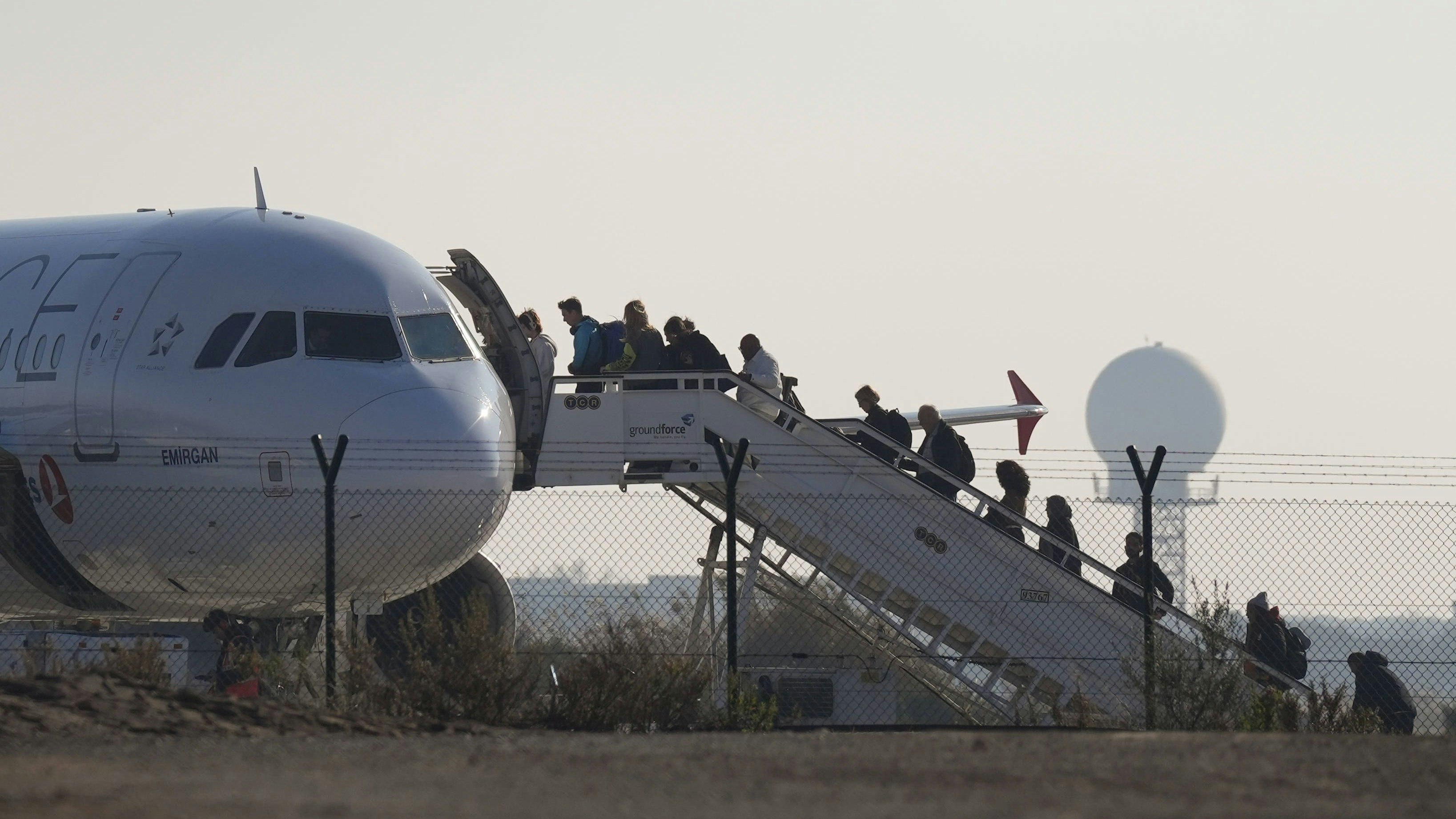 Sicherheitskräfte beim Betreten des Flugzeugs. 