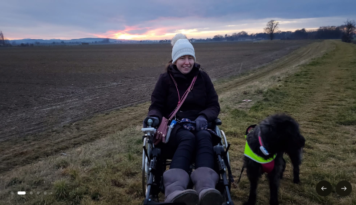 Lisa B. braucht einen neuen Rollstuhl.