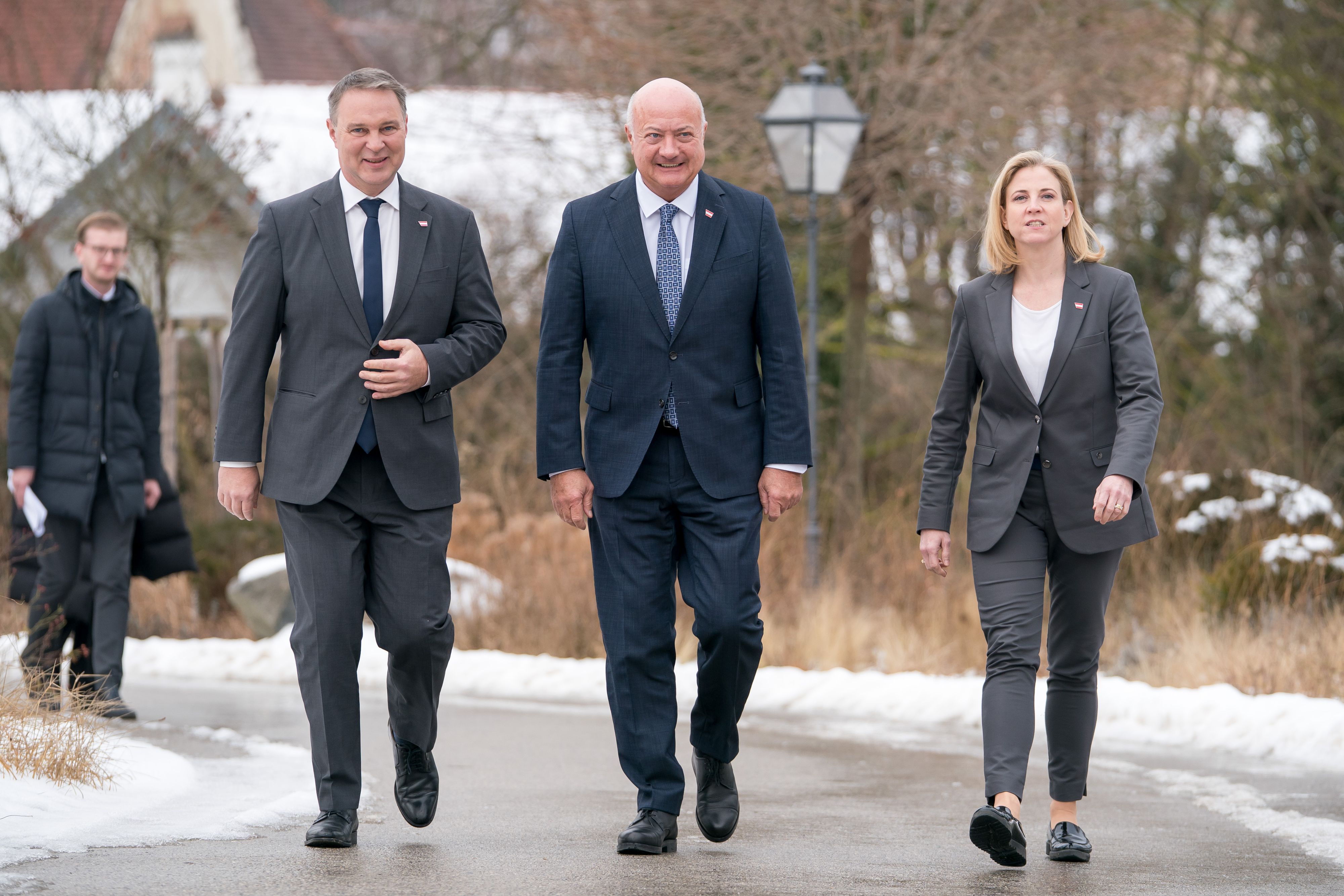 Steuergeschenk für alle zum Start ins neue Jahr: Vizekanzler Andreas Babler (SPÖ), Bundeskanzler Christian Stocker (ÖVP) und Außenministerin Beate Meinl-Reisinger (NEOS)