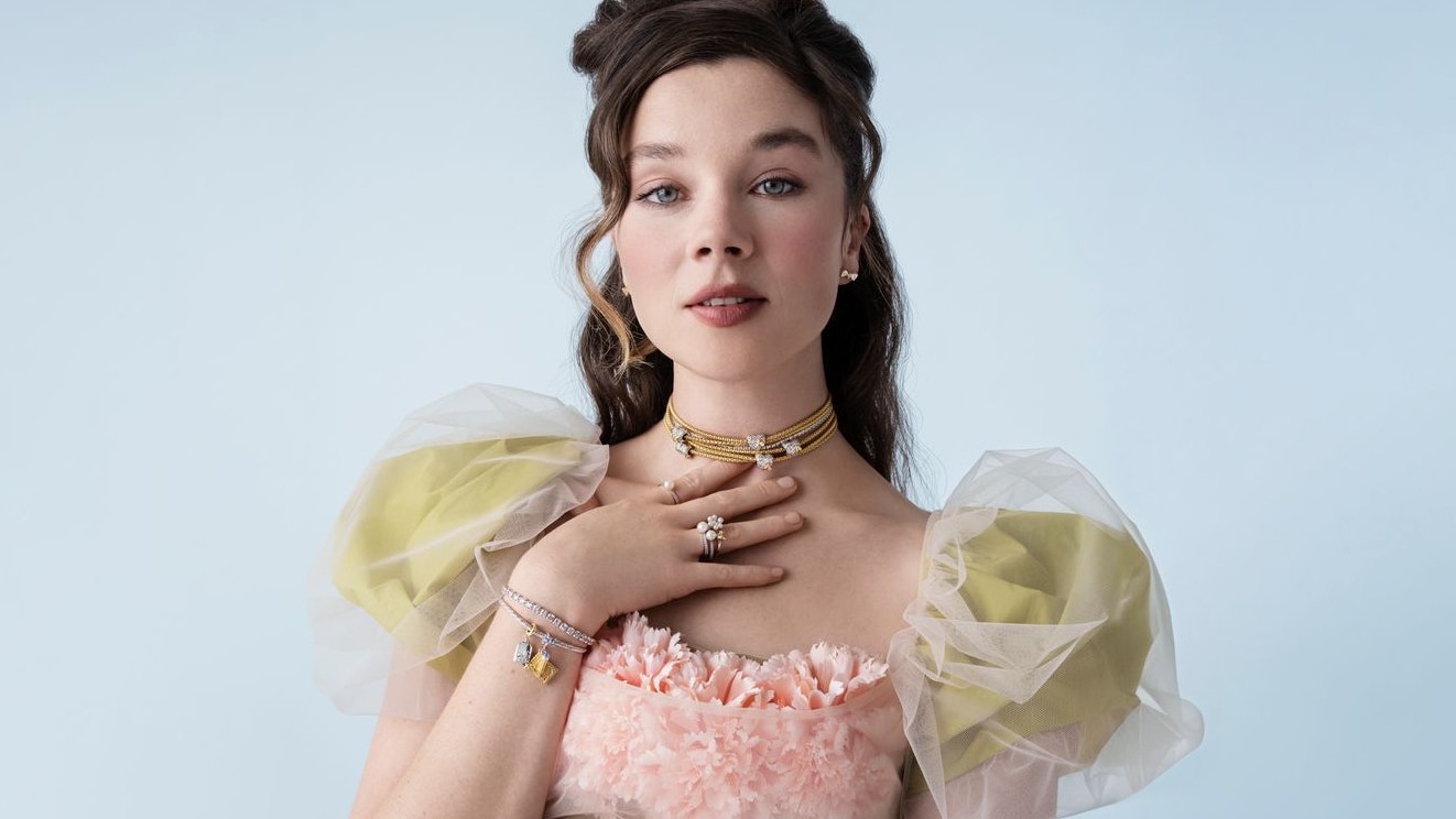 Der Start zur 4. Staffel wird mit zahlreichen Kollektionen großer Marken begleitet. Darunter die Schmuckmarke Pandora, die den typischen Bridgerton-Look ins 21. Jahrhundert holt.