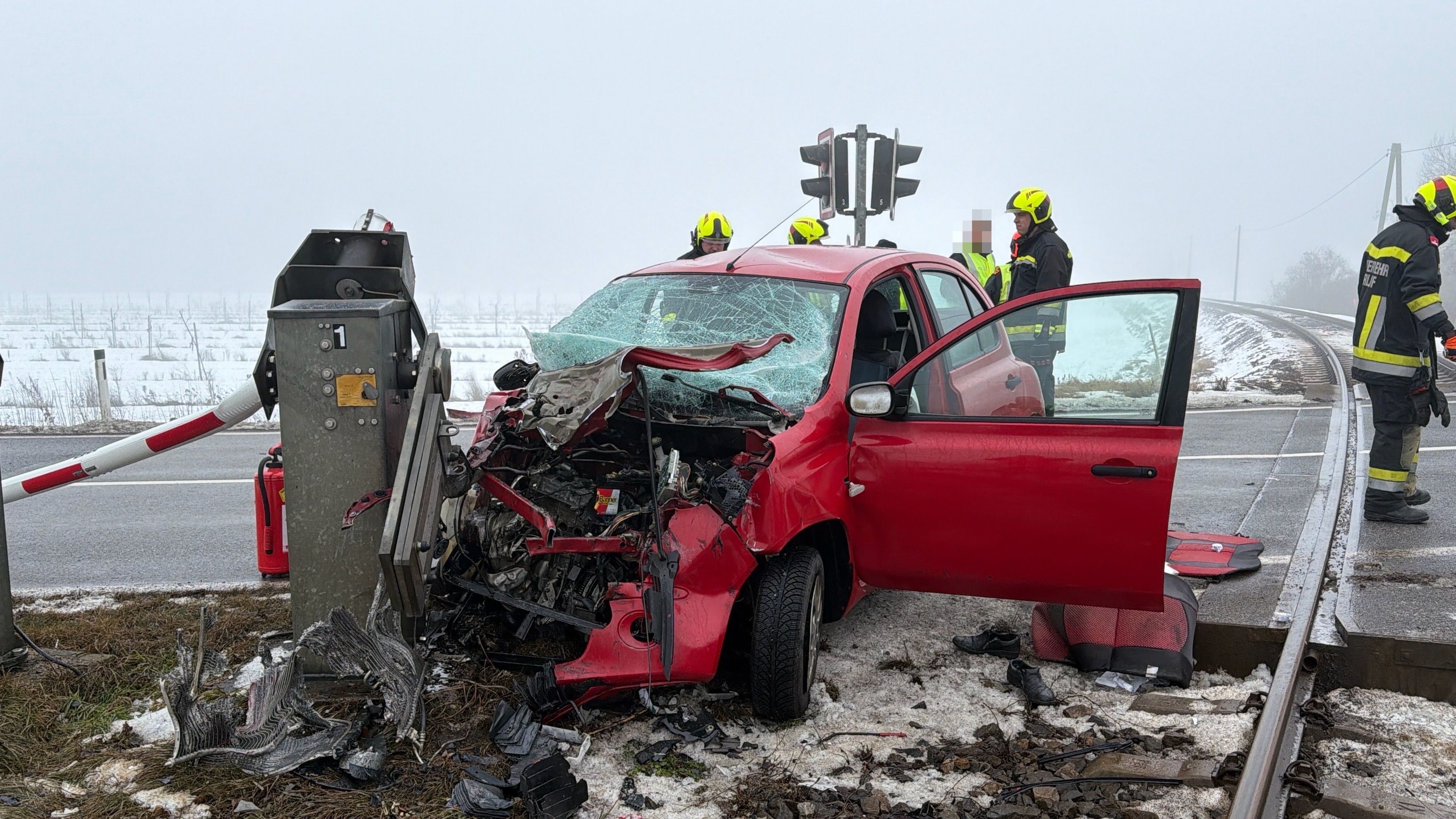 Am Donnerstagvormittag krachte ein Pkw mit einem Zug zusammen. Die Lenkerin wurde schwer verletzt.