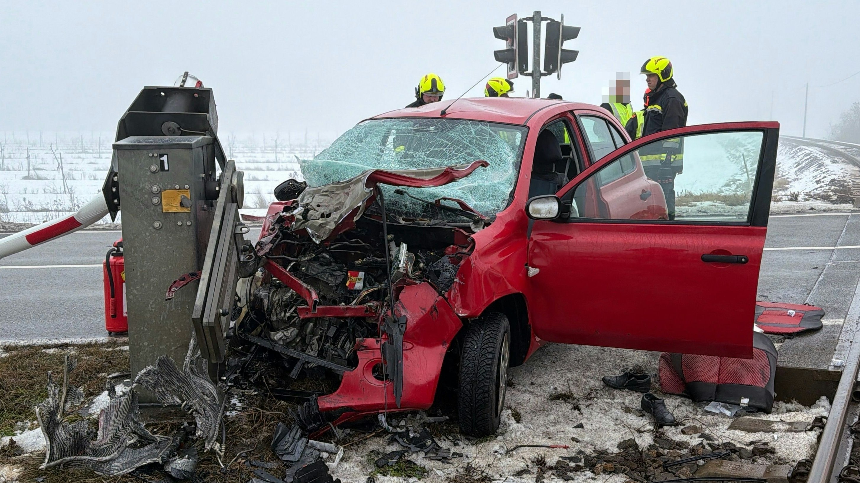 Heute.at - Pkw kracht gegen Zug – Lenkerin schwer verletzt